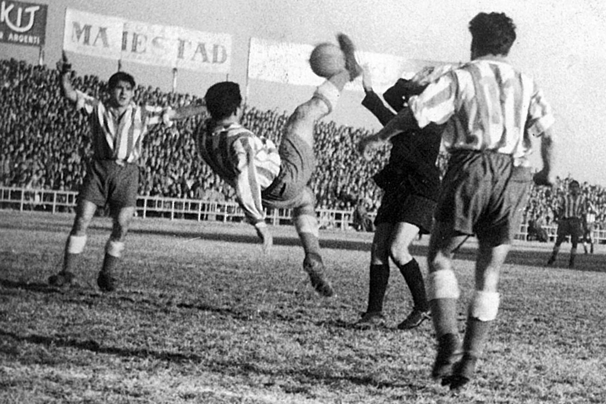 El remate de chilena de Marcet que fue el tercer gol perico en el 7-1 al Madrid.