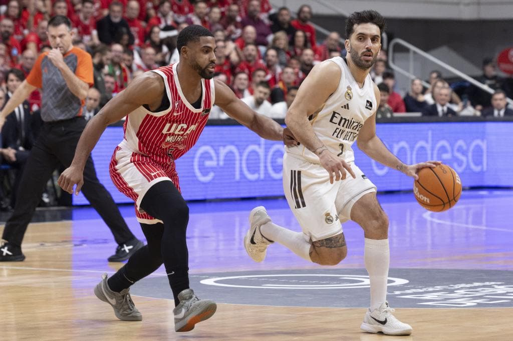 Facundo Campazzo y David DeJulius, en el partido de ida en Murcia.