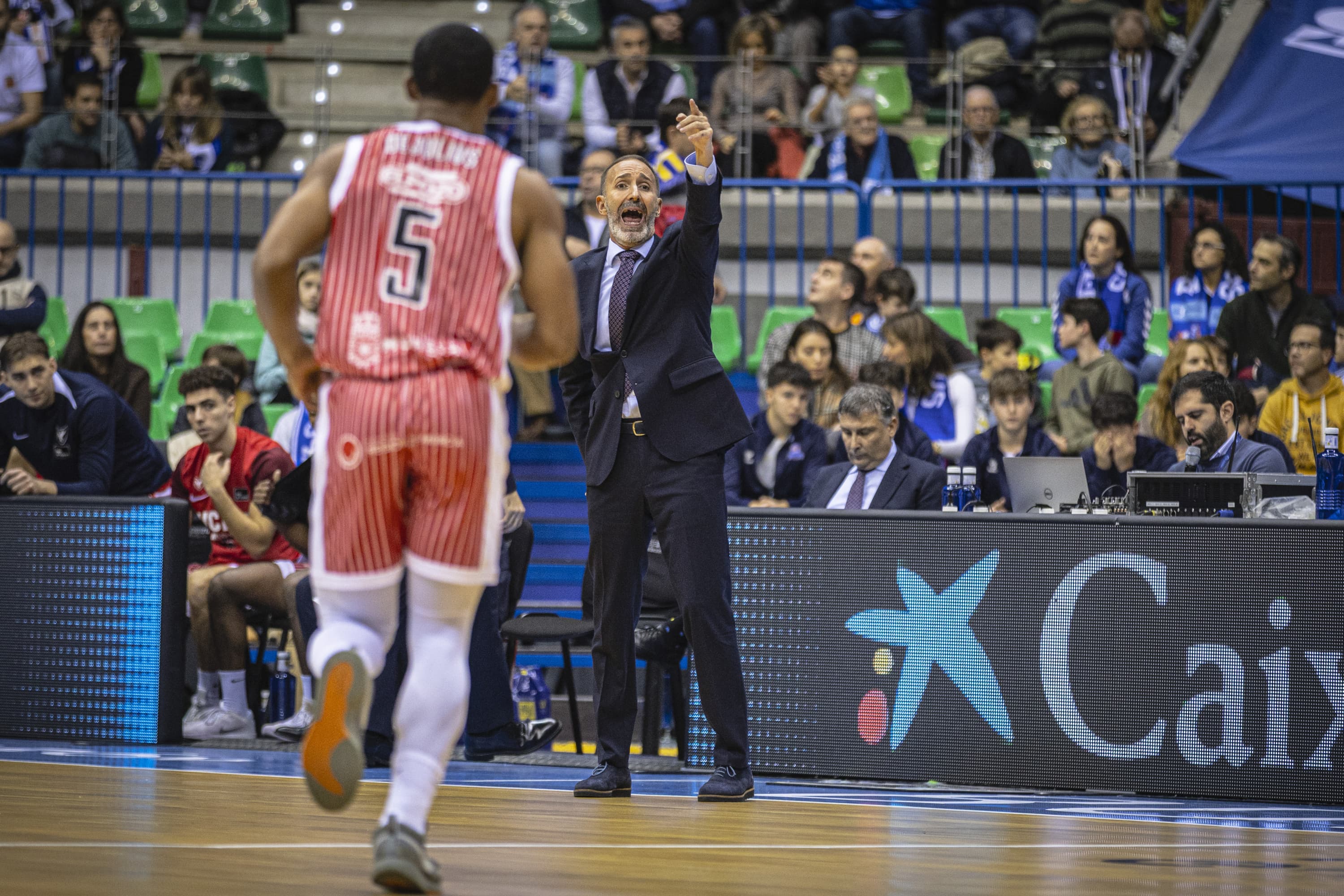 Sito Alonso da instrucciones a David DeJulius durante un partido.