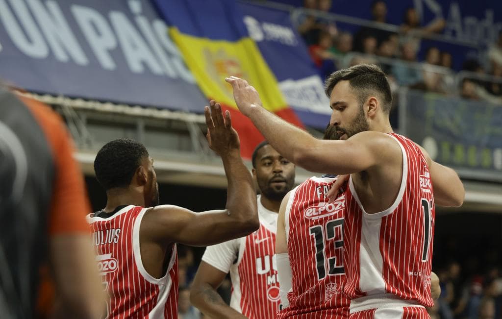 DeJulius celebra una canasta con Emanuel Cate, pívot rumano del UCAM.