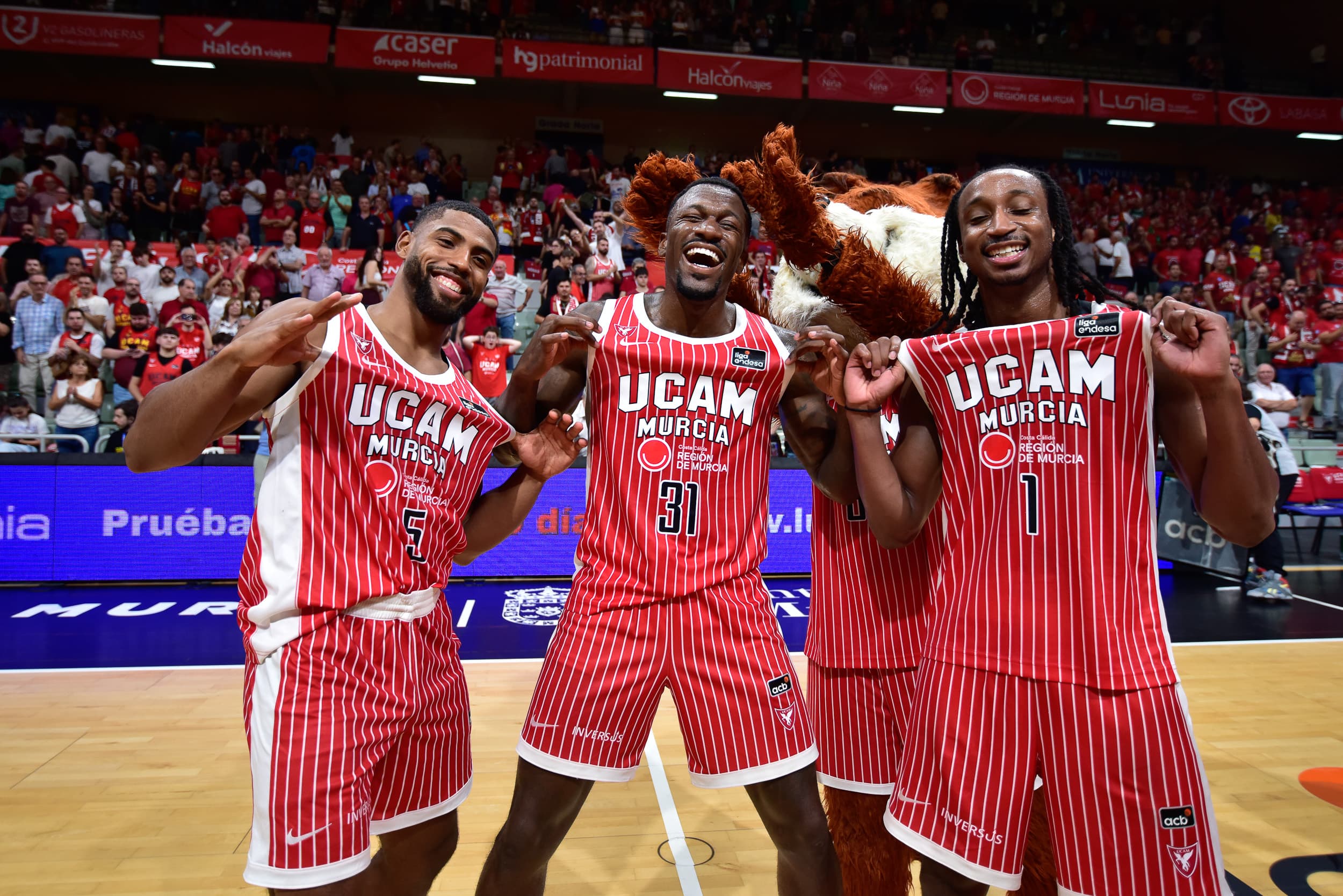 DeJulius, Ennis y Forrest, en la primera jornada de la Liga Endesa.