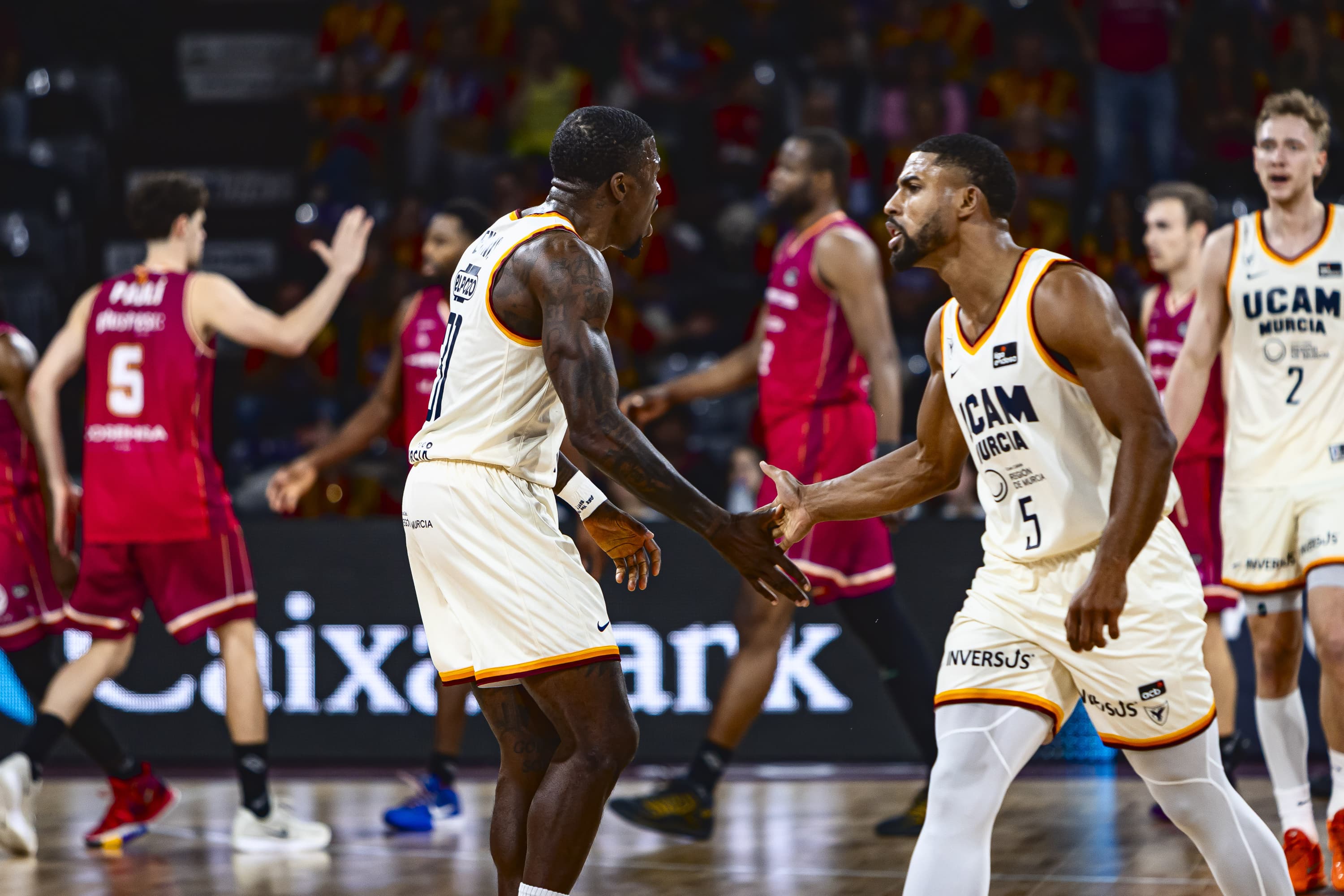 DeJulius y Ennis celebran una acción en el Hiopos Lleida-UCAM Murcia de ACB.