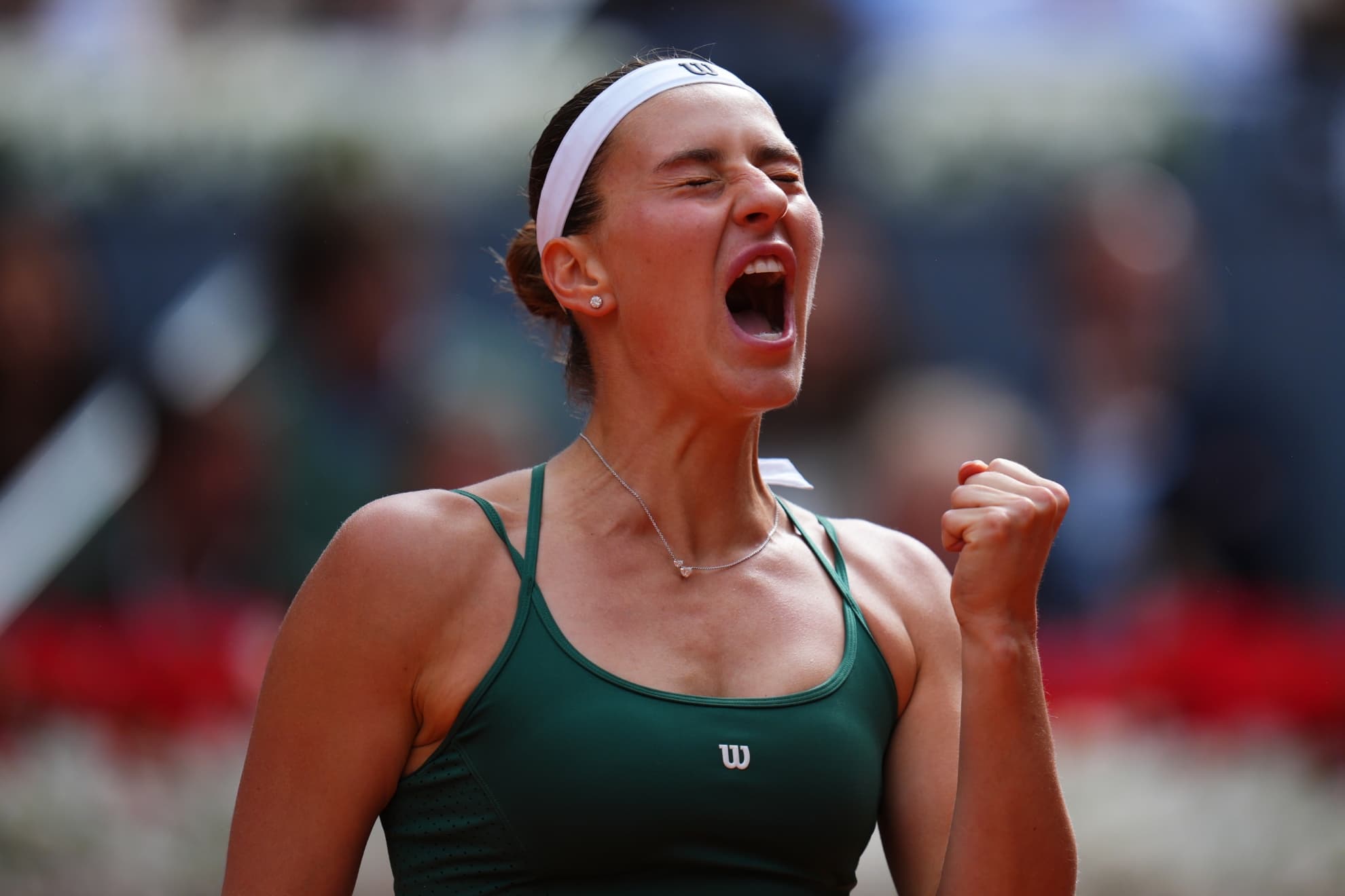 Kostyuk celebra un punto.