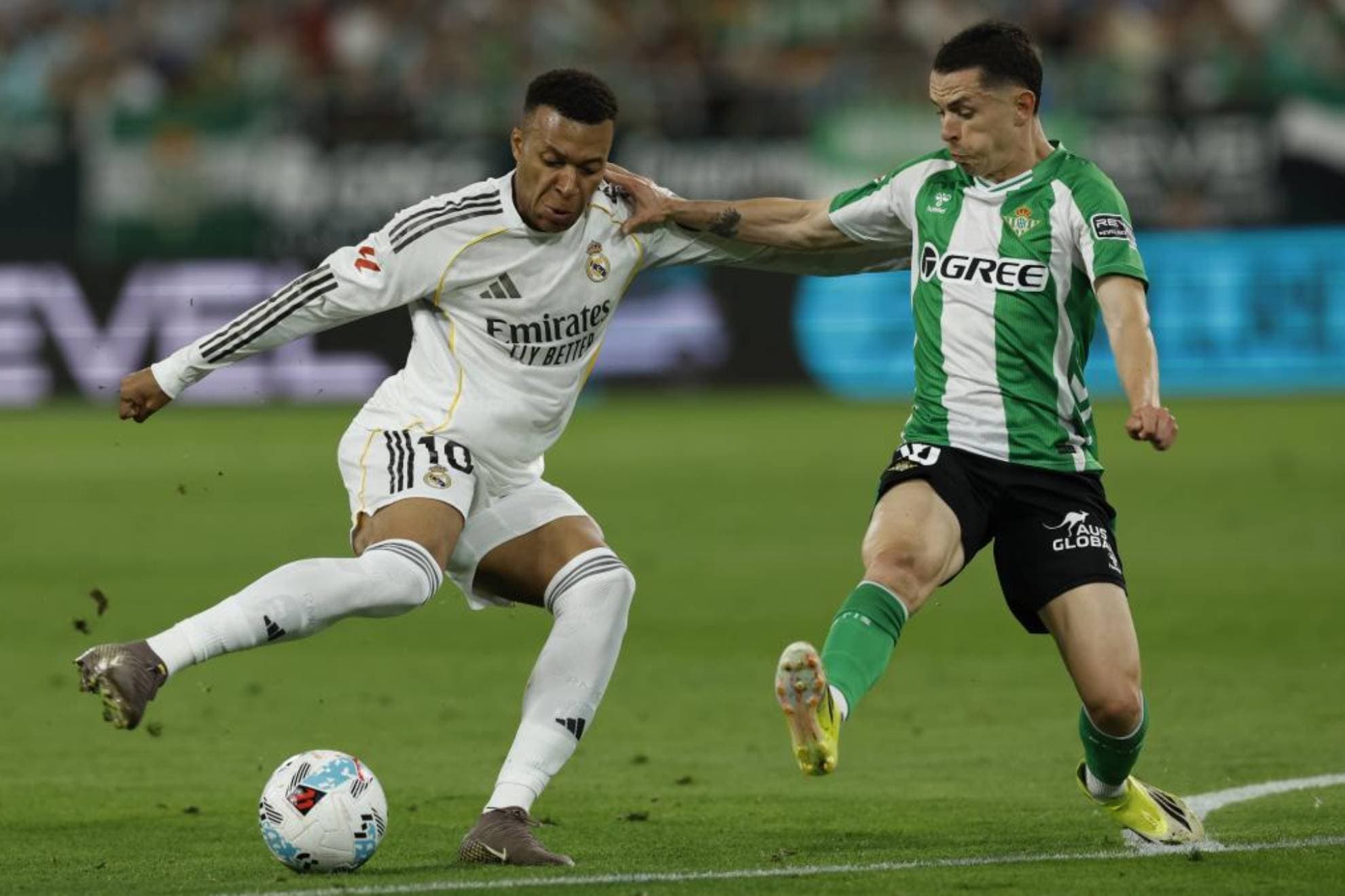 l delantero francés del Real Madrid, Kylian Mbappé (izda), disputa el balón ante el jugador del Betis Fidalgo, durante el encuentro correspondiente a la jornada 32 de Laliga EA Sports