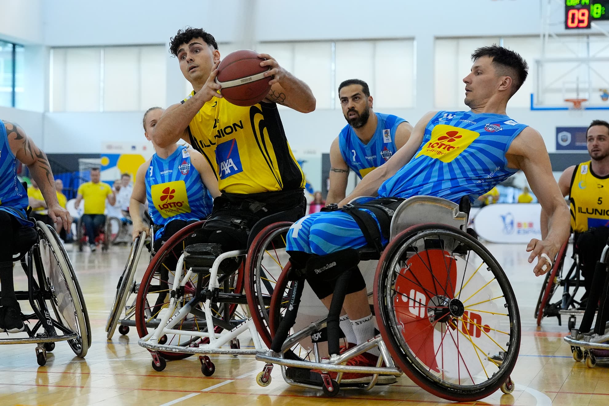 Pincho Ortega, ante un jugador del Thuringia Bulls.