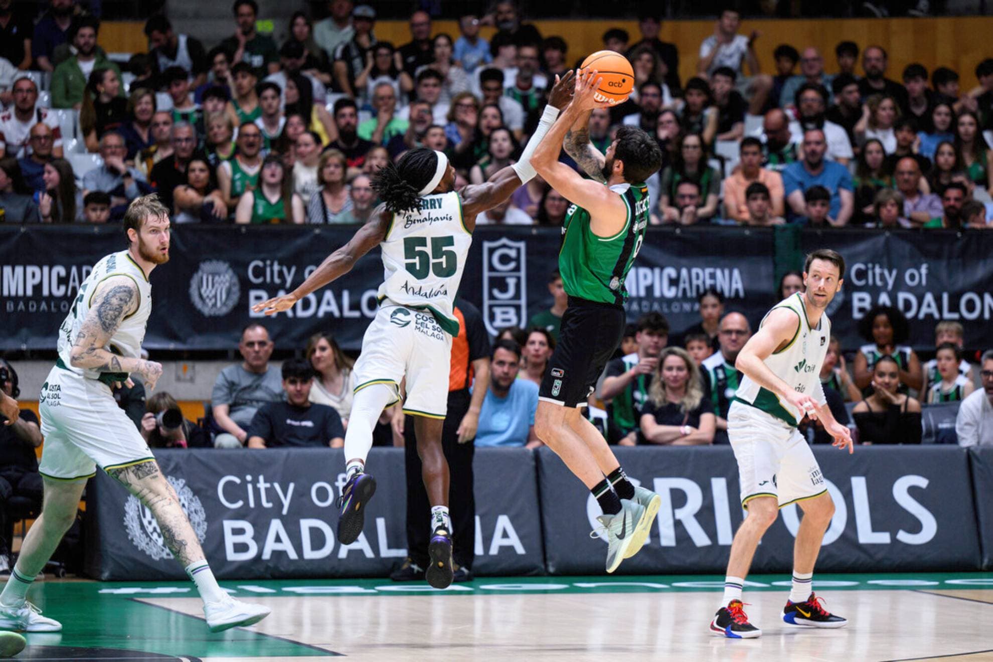 Ricky Rubio lanza en suspensión intentando evitar el tapón de Kendrick Perry.