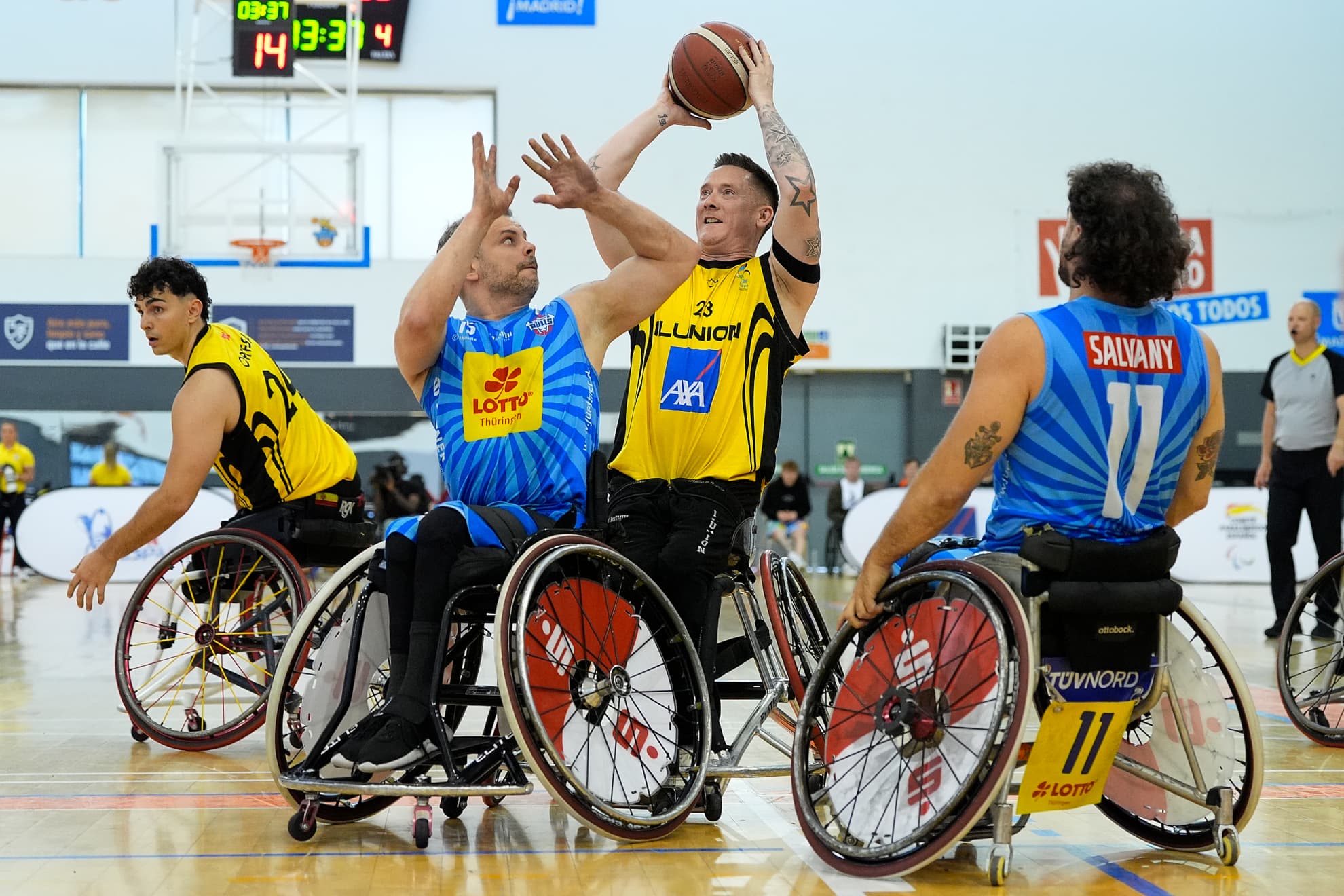 Thuringia Bulls trata de parar a Terry Baywater en la final de la Champions.