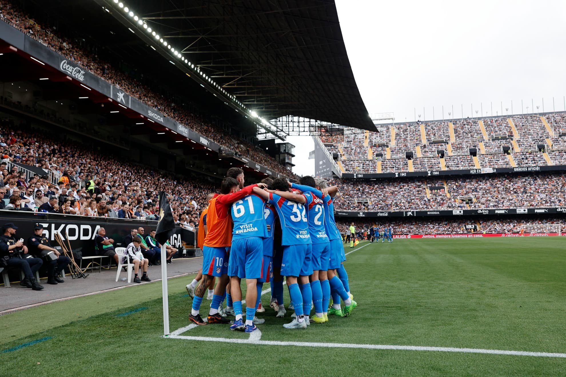 LOS JUGADORES DEL ATLÉTICO CELEBRAN UNO DE LOS GOLES.