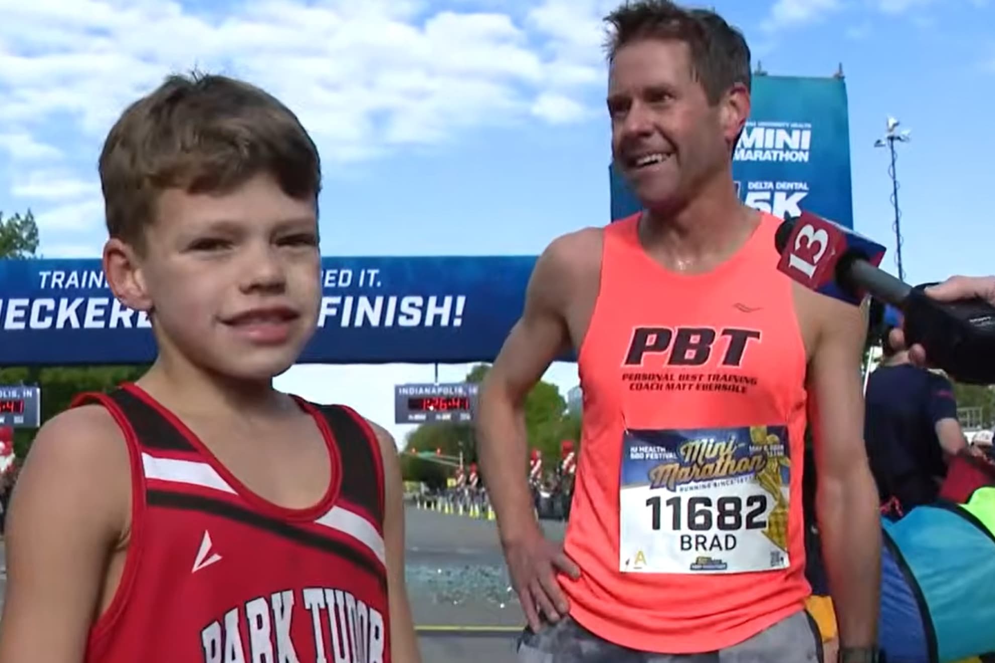 Ben Dick junto a su padre tras completar el medio maratón.