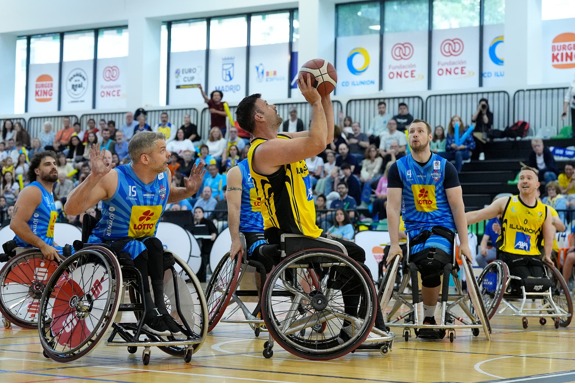 Bill Latham tirando a canasta en la final de la Champions ante Thuringia Bulls.