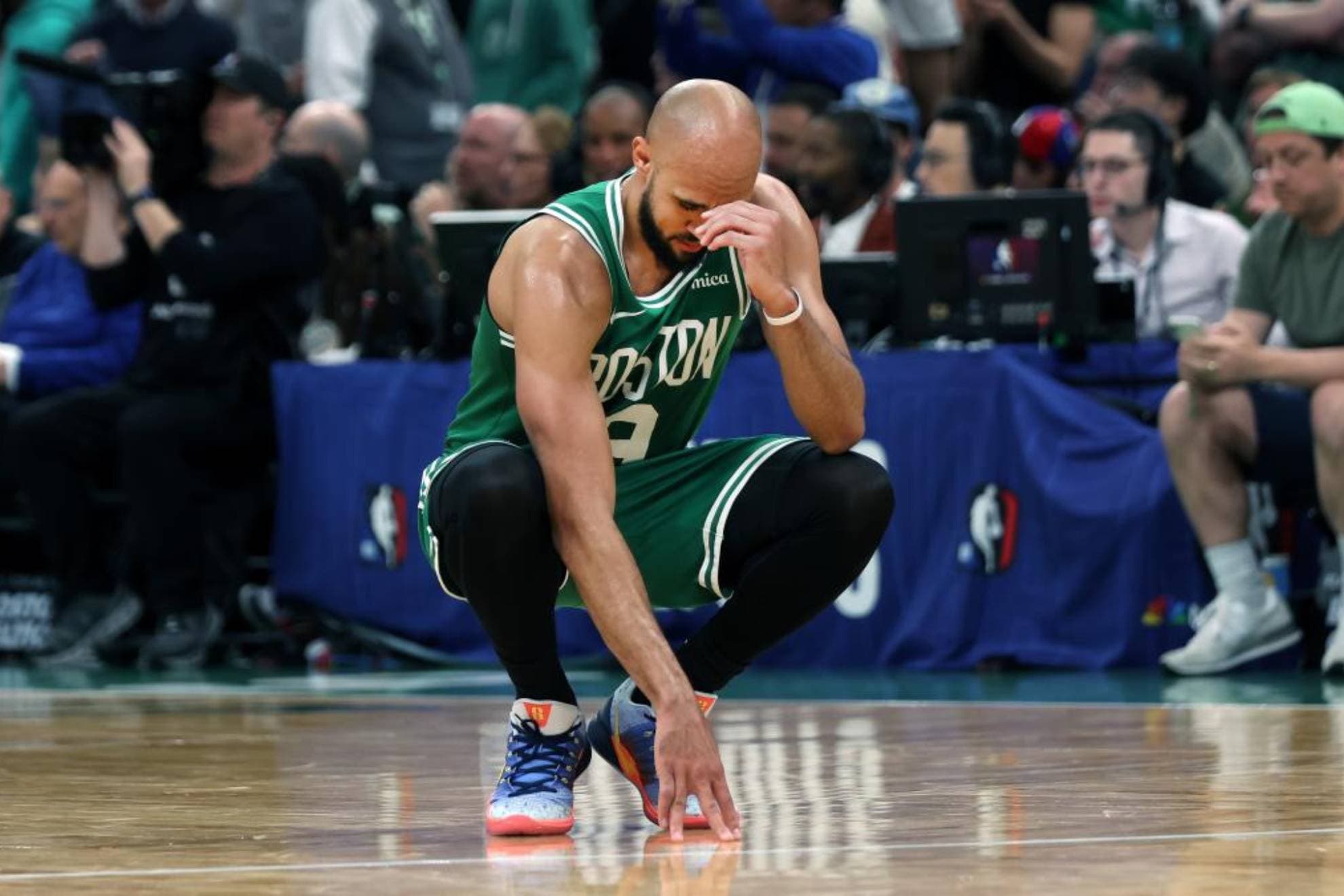 Derrick White, desolado, durante el séptimo partido ante los Sixers.