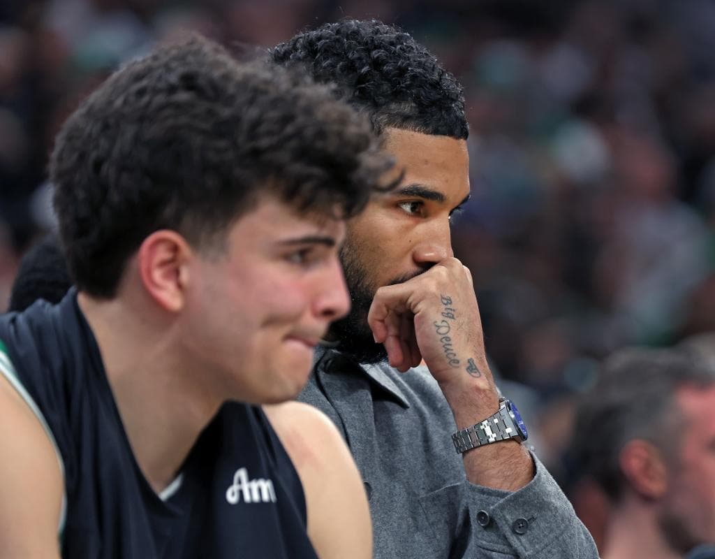Hugo González y Jayson Tatum, en el banquillo de los Celtics.