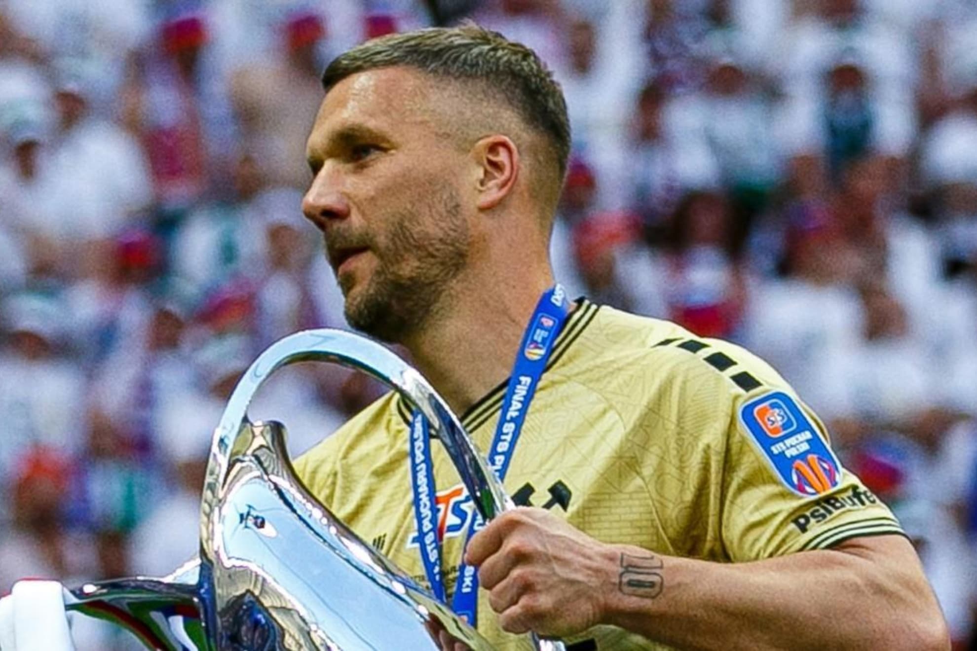 Podolski, con la copa.