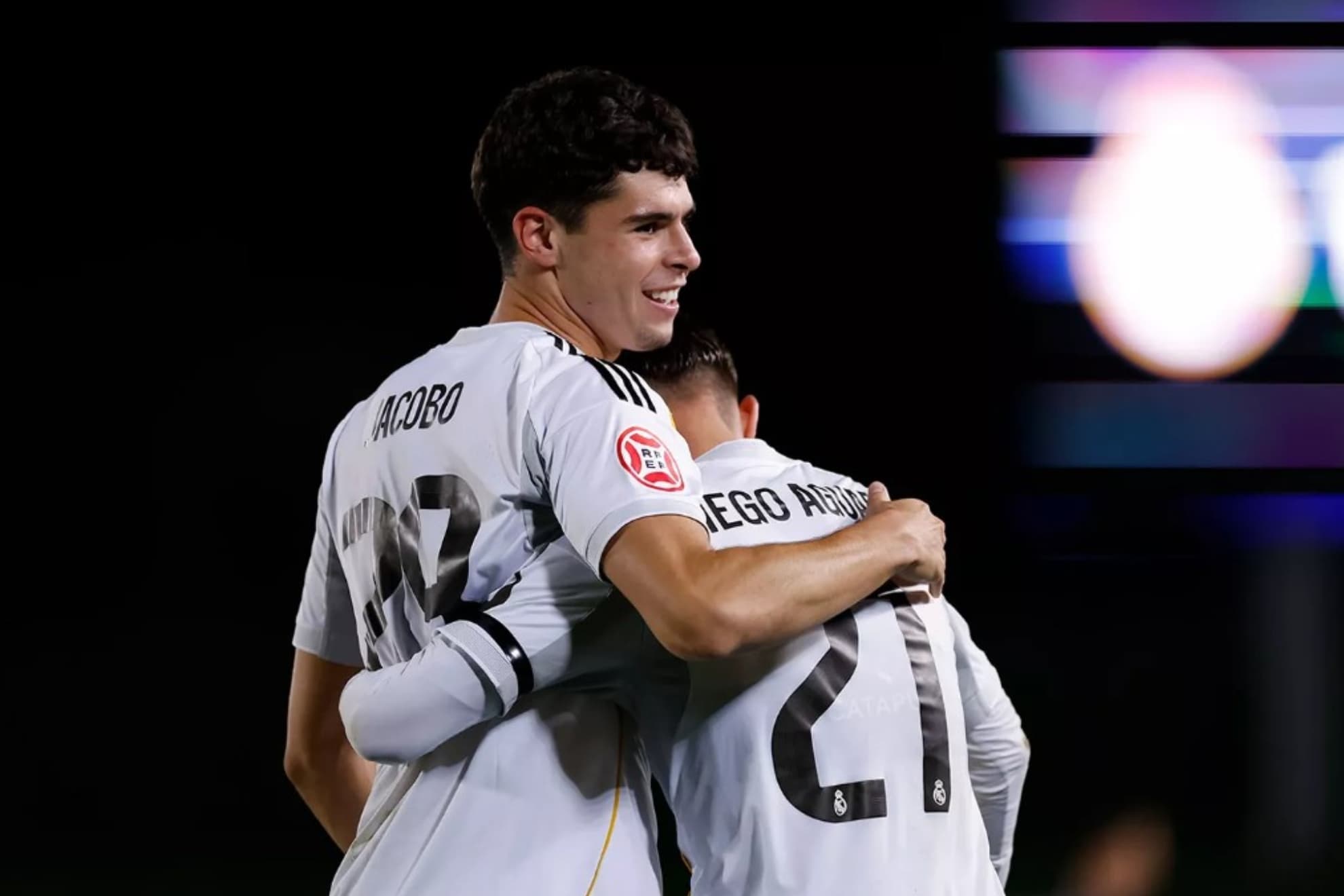 Jacobo Ortega, abrazado por Diego Aguado tras marcar el gol del triunfo del Castilla ante Unionistas.