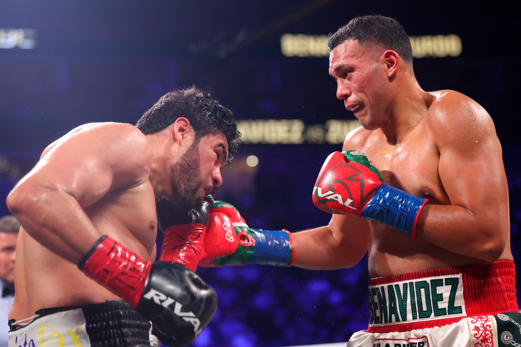 'Zurdo' Ramírez recibe un impacto de David Benavidez.