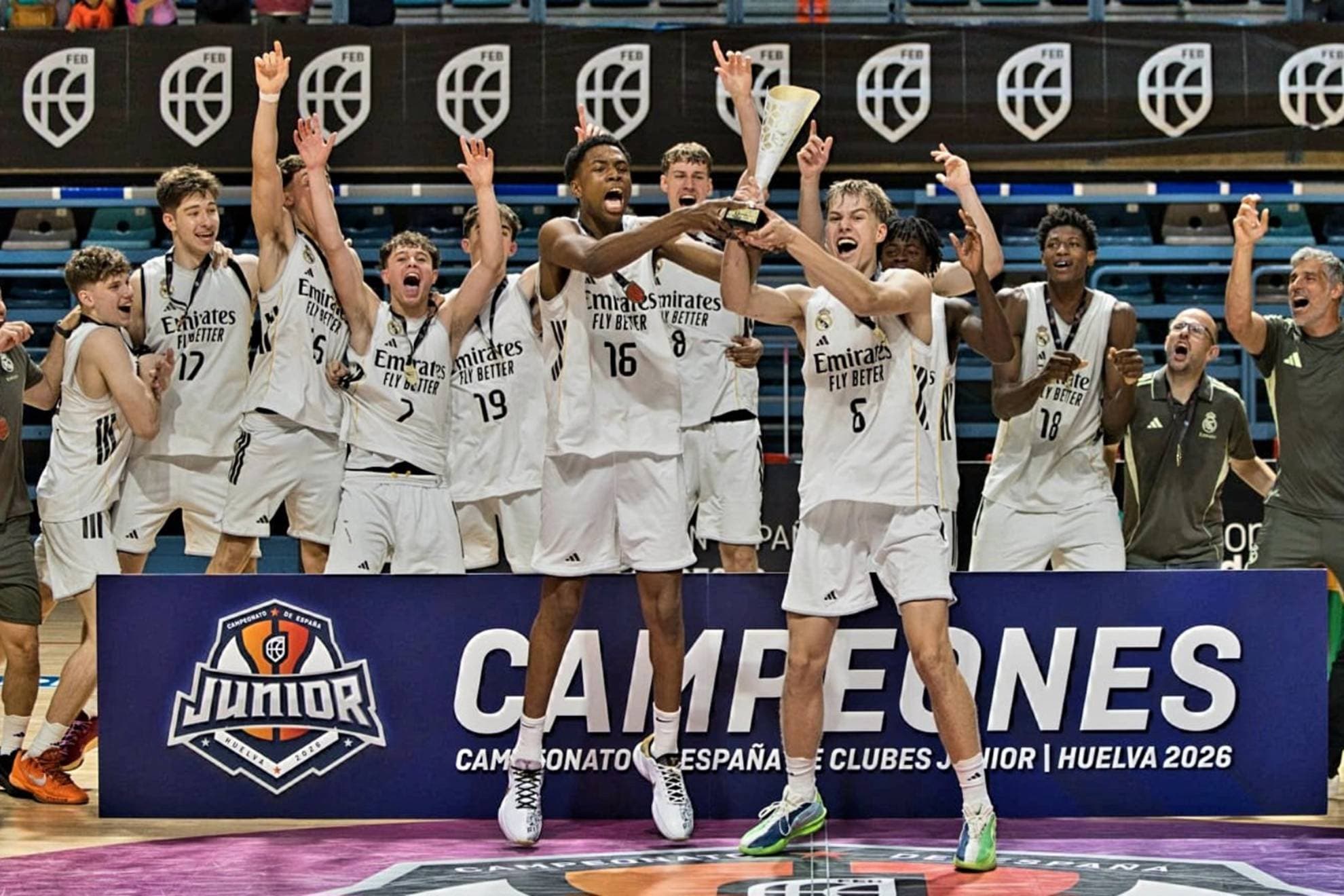 Los júniors del Real Madrid celebran el título en el Campeonato de España.