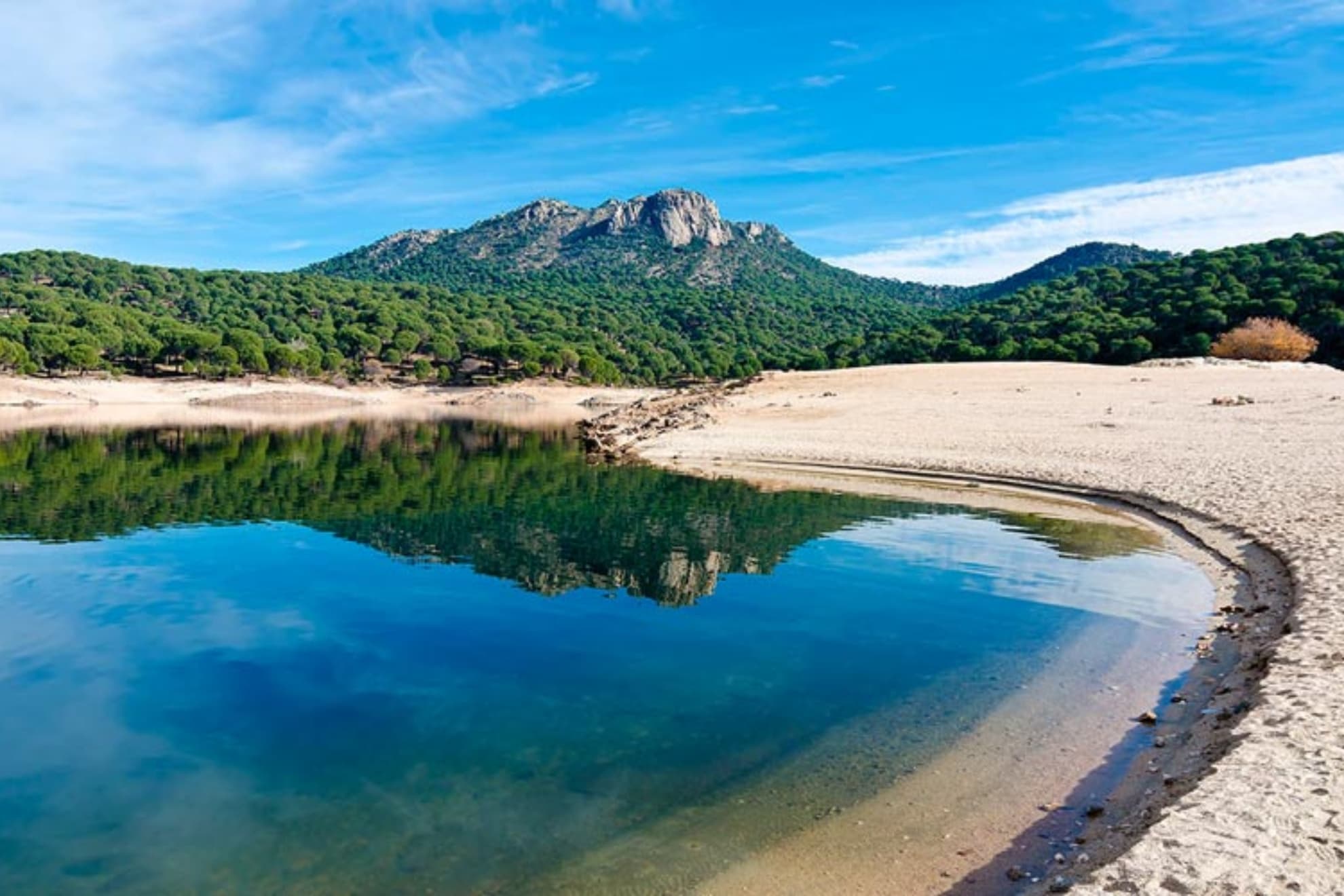 Una imagen de la Playa del Alberche, a menos de una hora en coche de Madrid