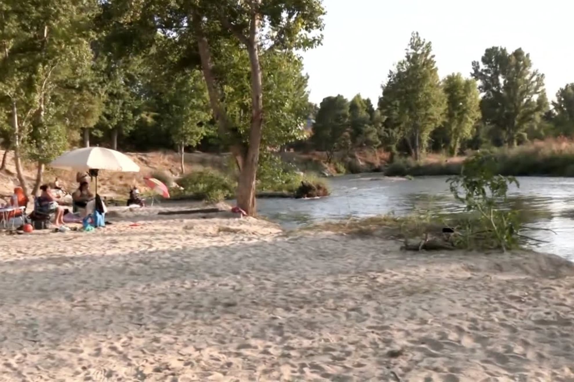 La Playa del Alberche cuenta con un parking de pago para los visitantes durante la temporada de máxima afluencia
