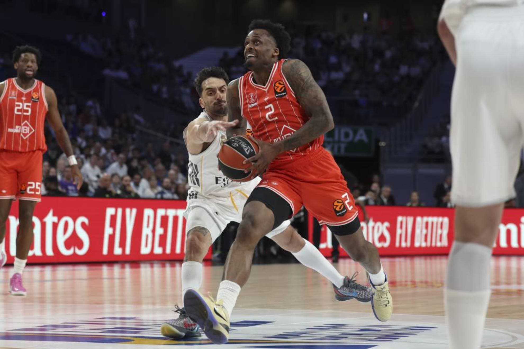 Antonio Blakeney hace una entrada a canasta ante la defensa de Facundo Campazzo.