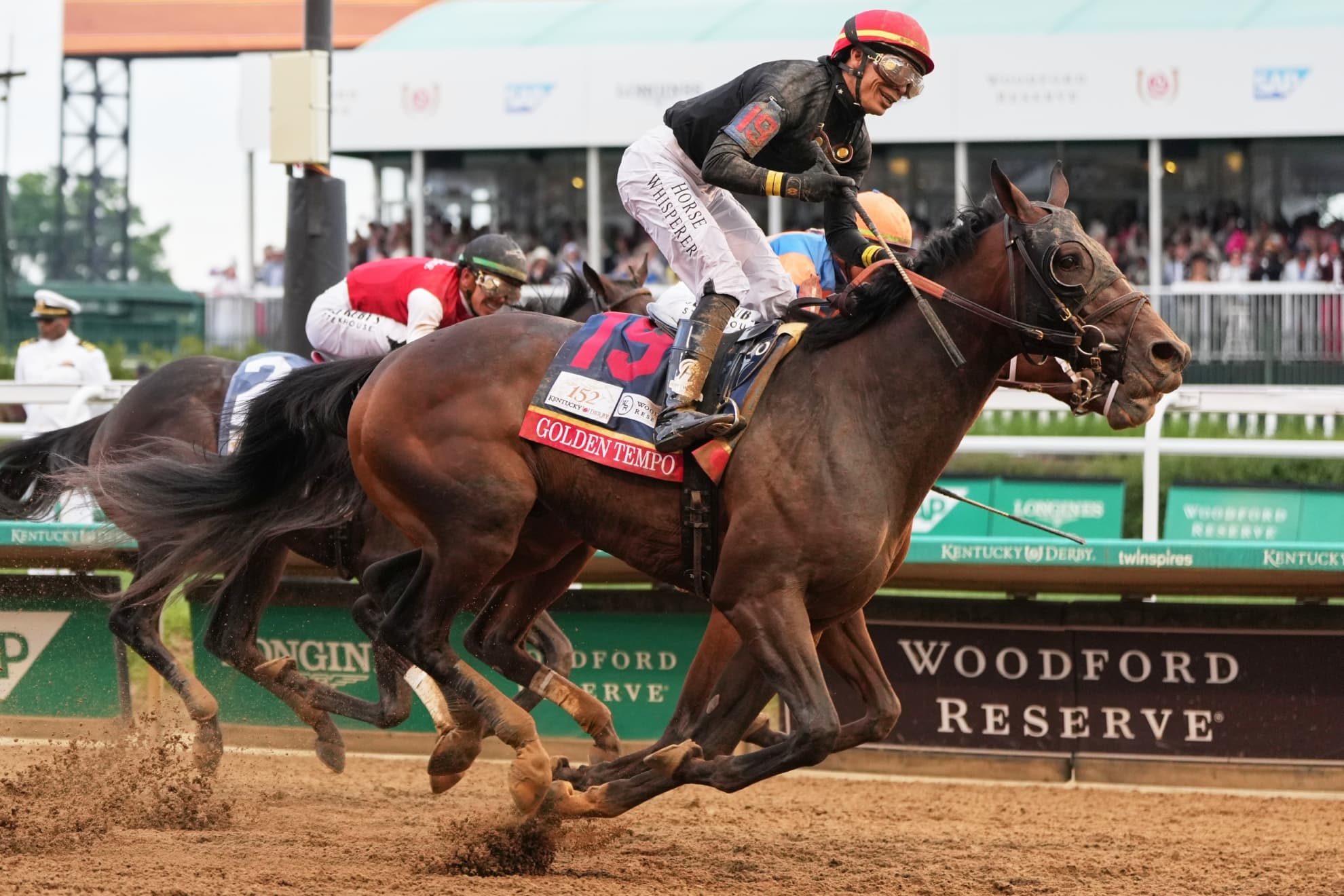 Golden Tempo entra primero en la línea de meta en Churchill Downs.