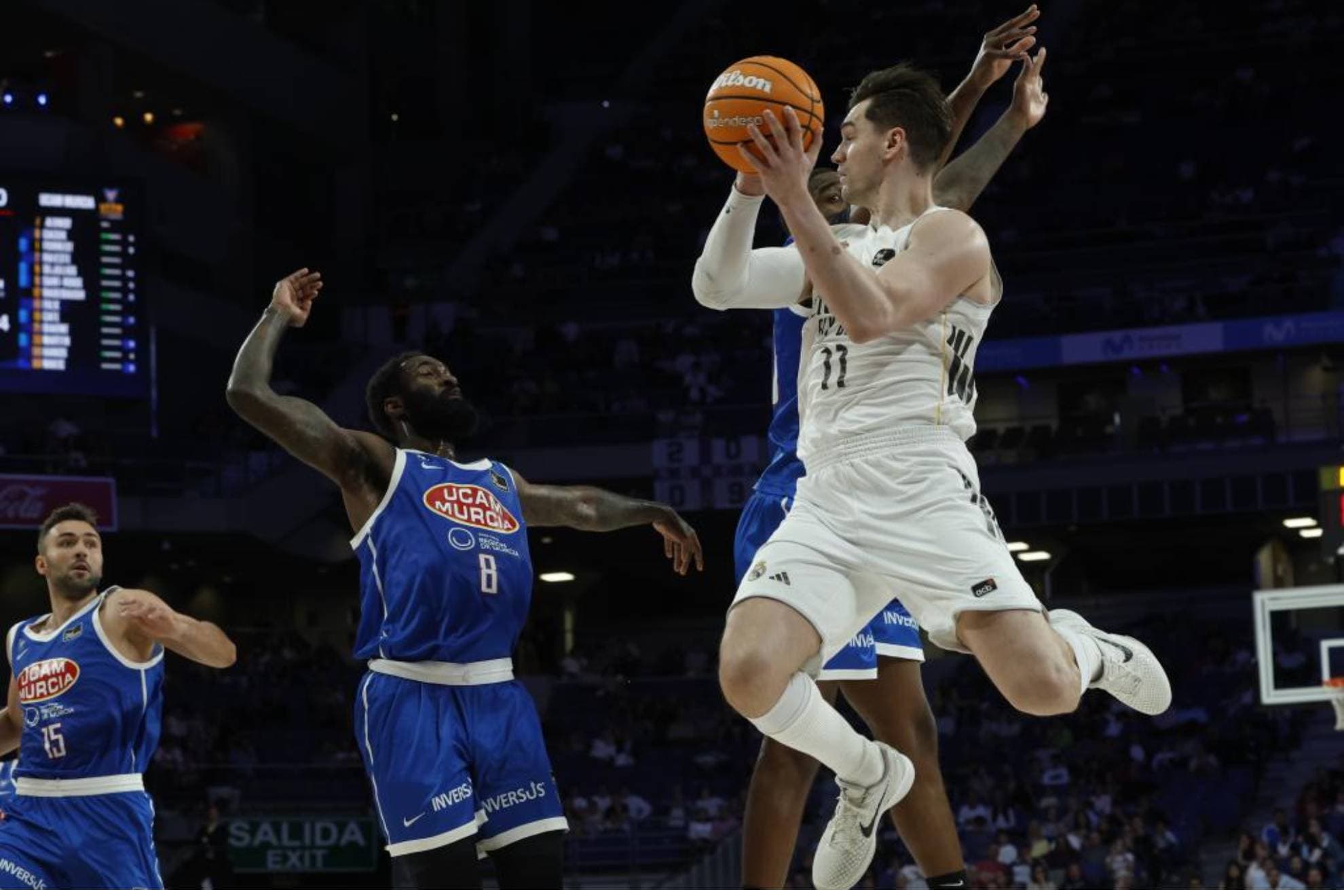 Mario Hezonja salta mientras busca un pase en el partido ante el UCAM Murcia.