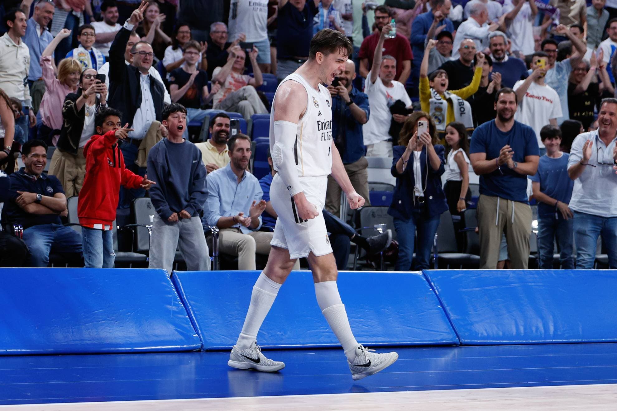 Mario Hezonja celebra cerca de los aficionados una de sus últimas acciones.