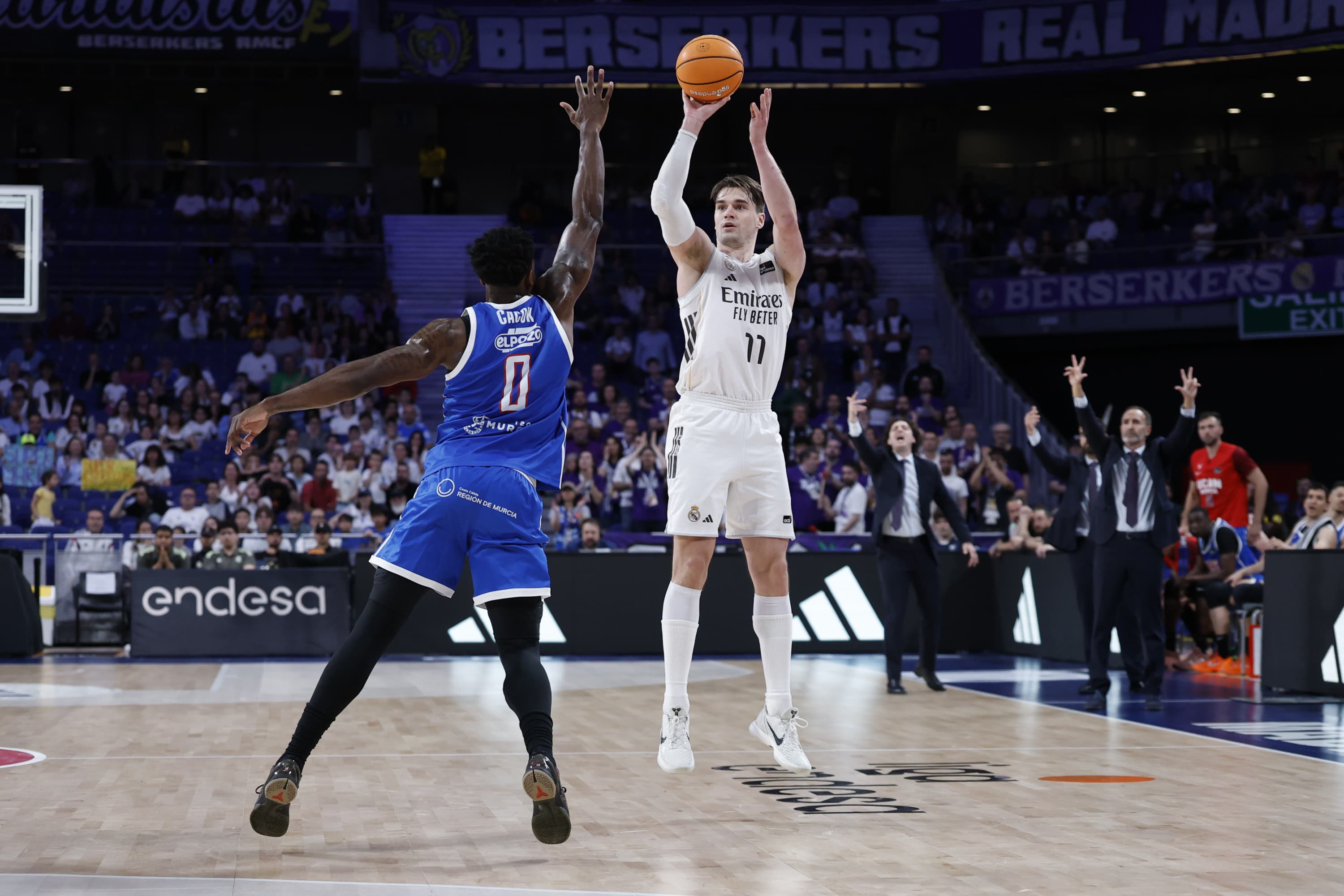 Mario Hezonja lanza un triple lejano en el partido ante el UCAM Murcia.