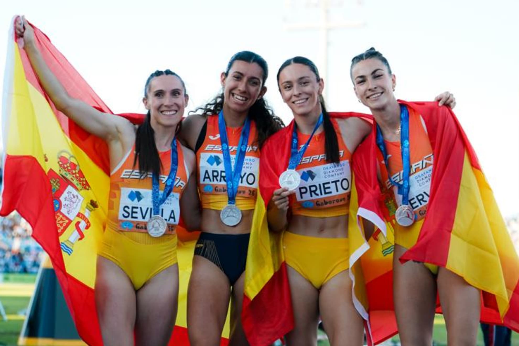Las 'Golden Bubbles' del 4x400 posan orgullosas con su plata.