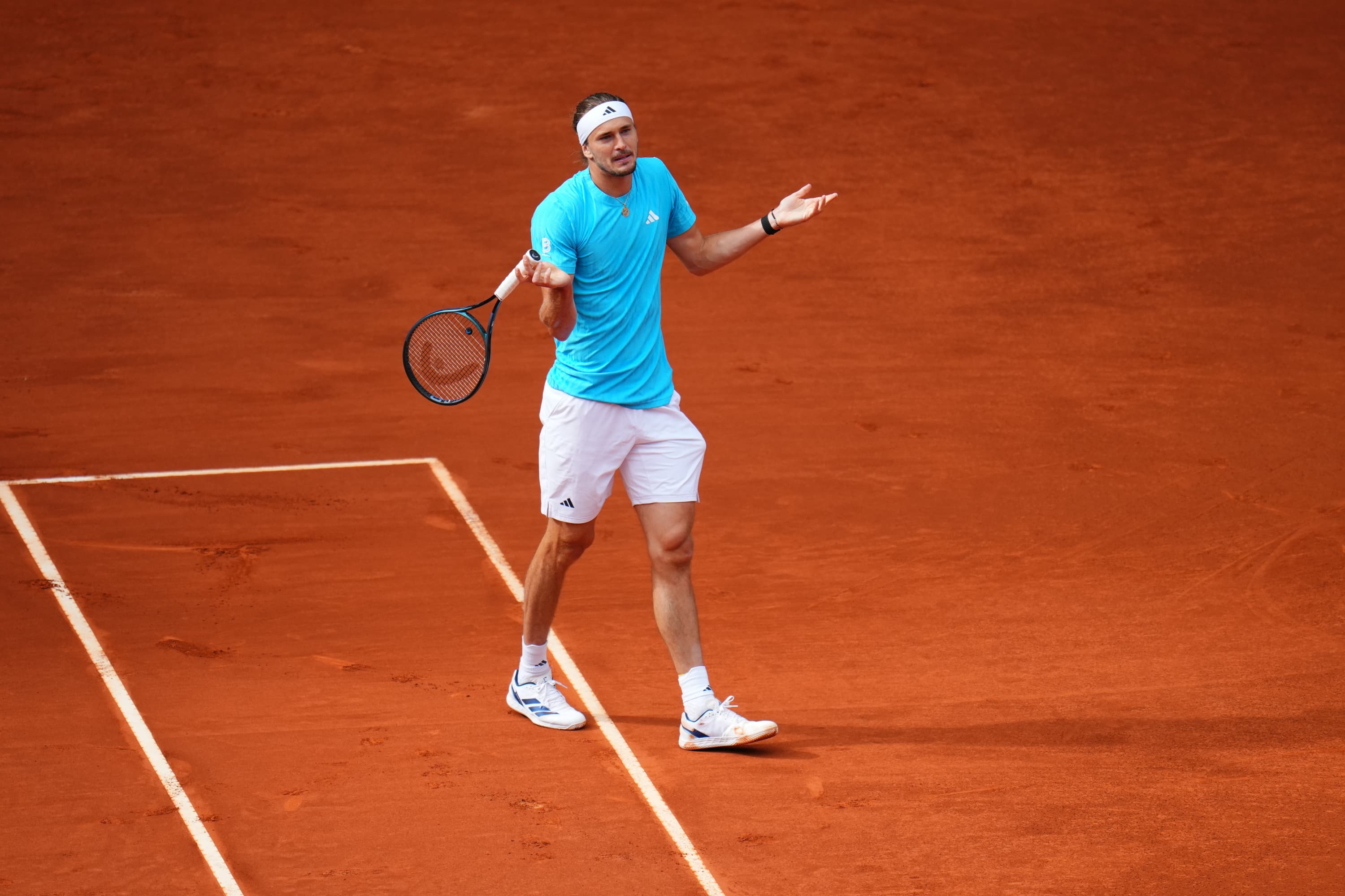 Zverev protesta a su banquillo.