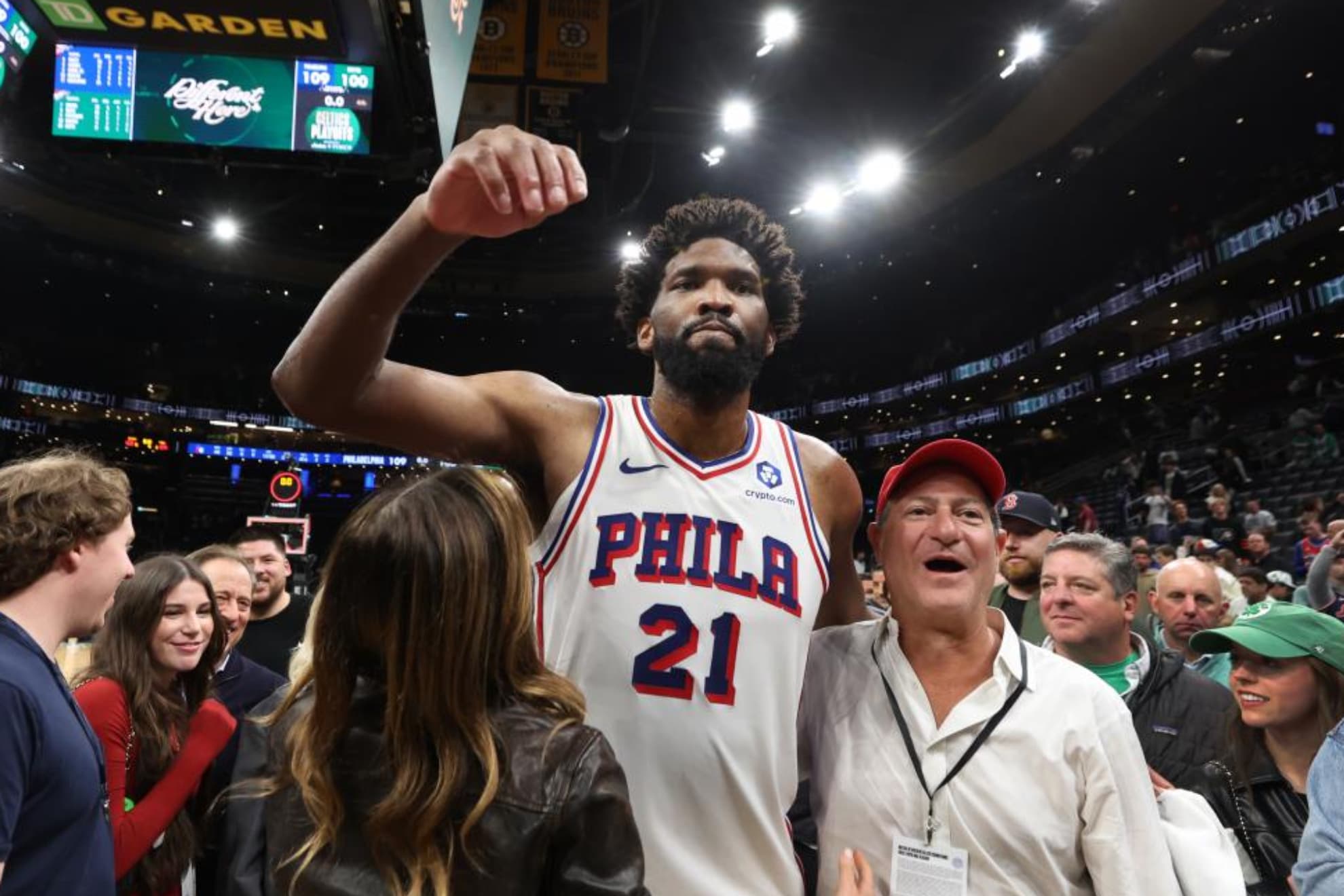 Joel Embiid eufórico tras el triunfo de su equipo en Boston.