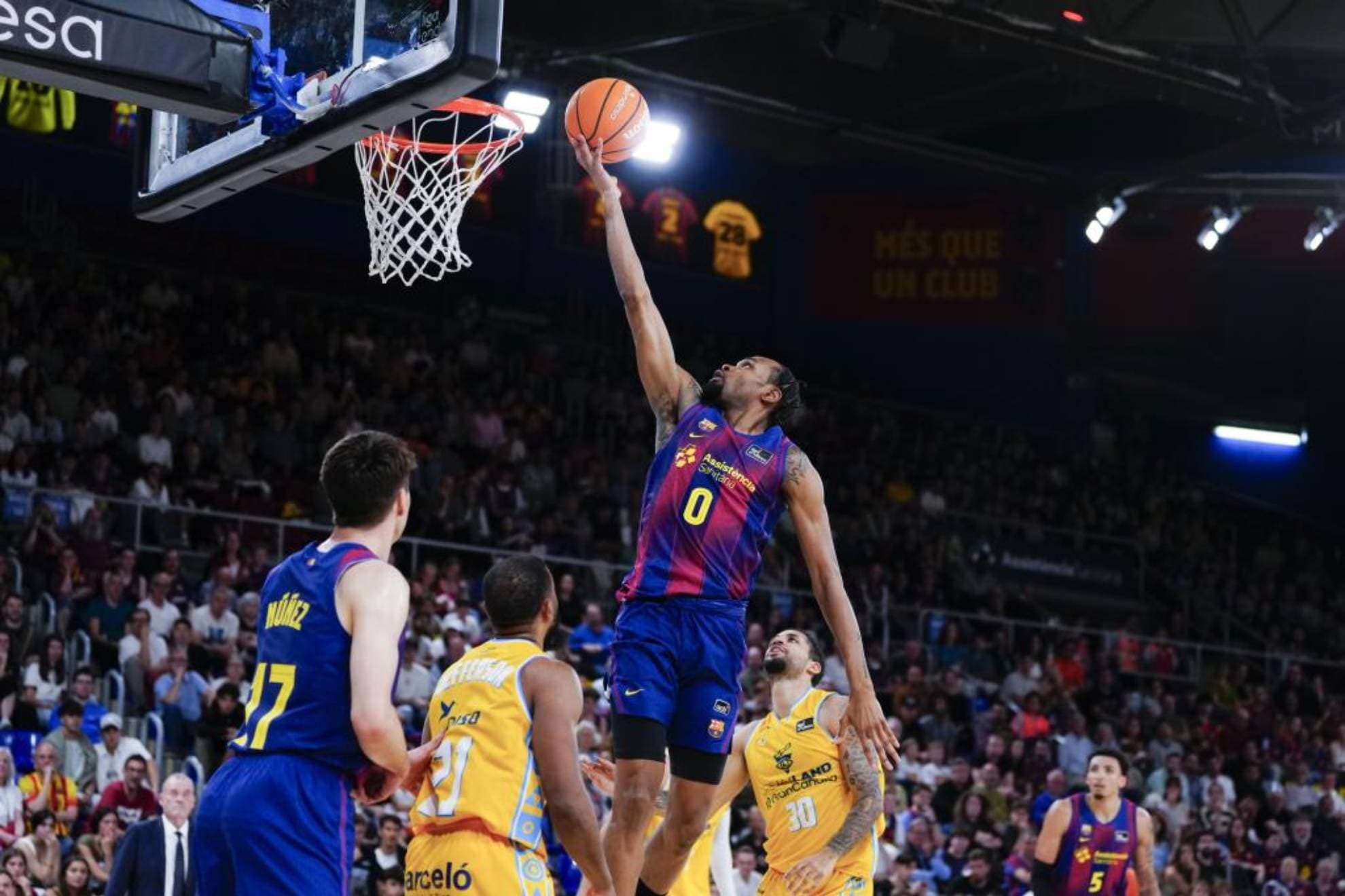Kevin Punter se dispone a anotar una bandeja sin oposición en el Barça-Granca.