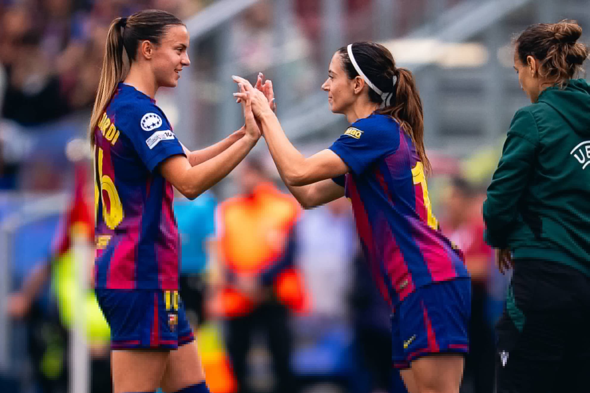 Aitana Bonmatí entra en el campo relevando a Clara Serrajordi
