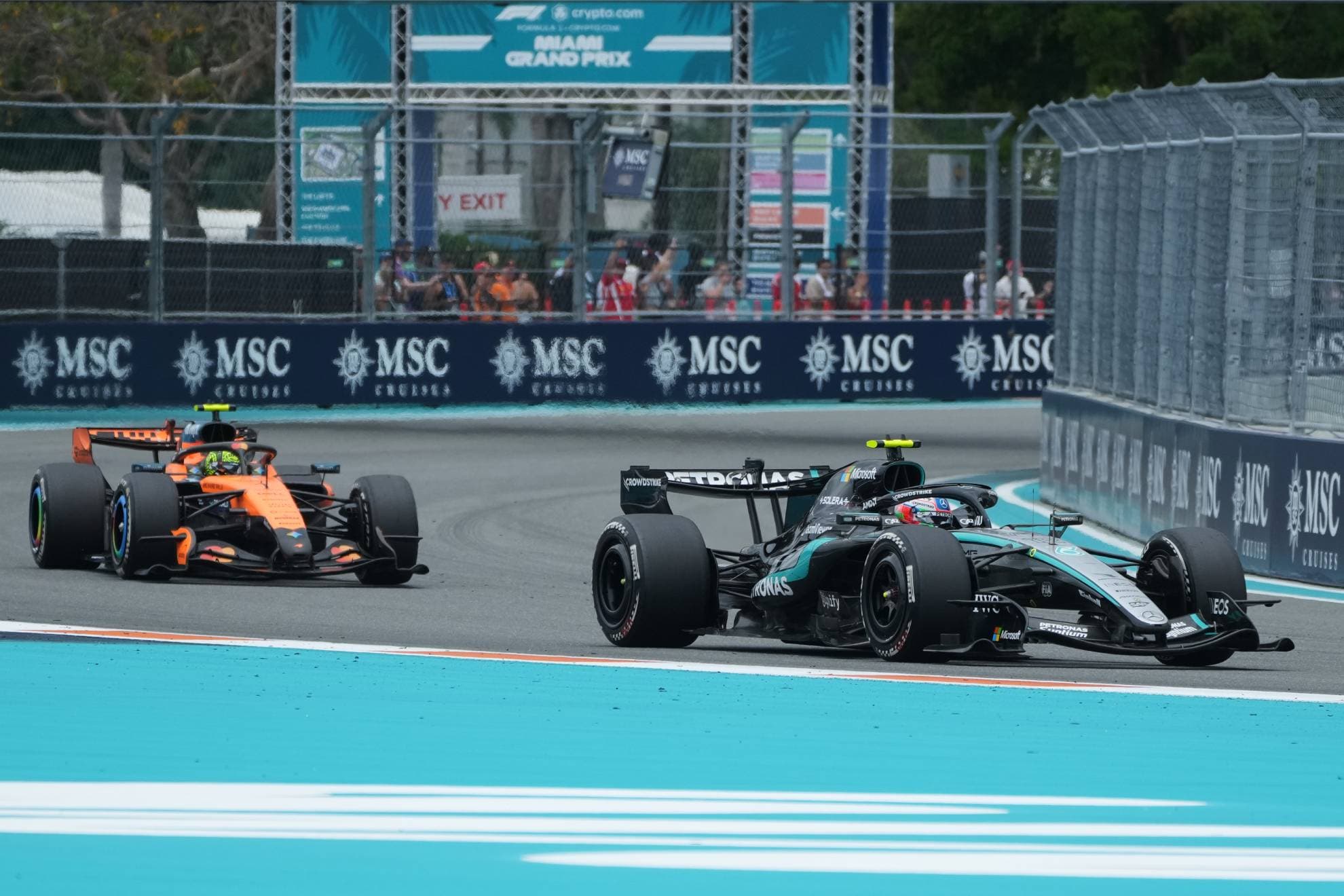 Norris persigue a Antonelli.