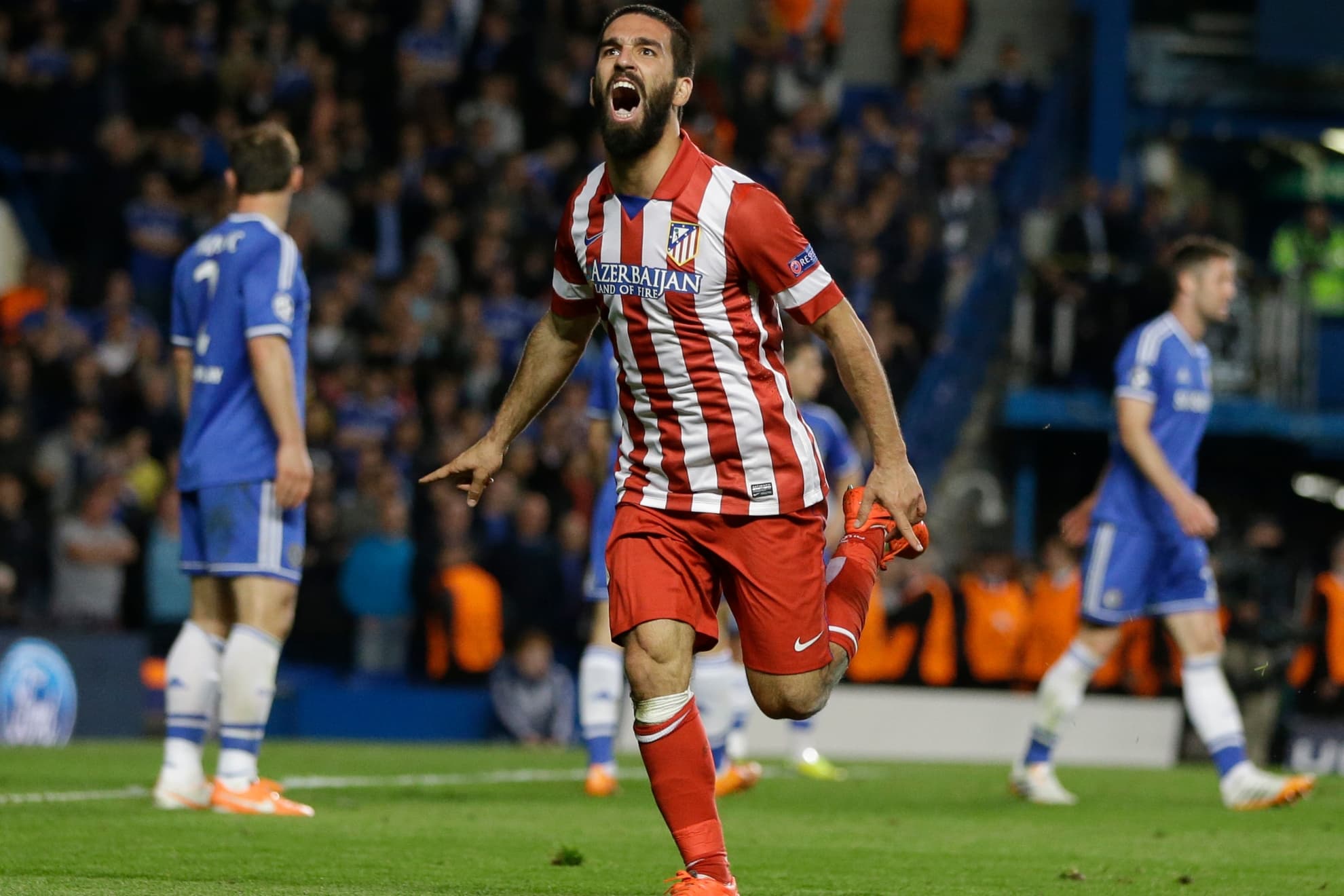 ARDA TURAN CELEBRA SU GOL EN STAMFORD BRIDGE EN LAS SEMIFINALES DE CHAMPIONS DE 2014.