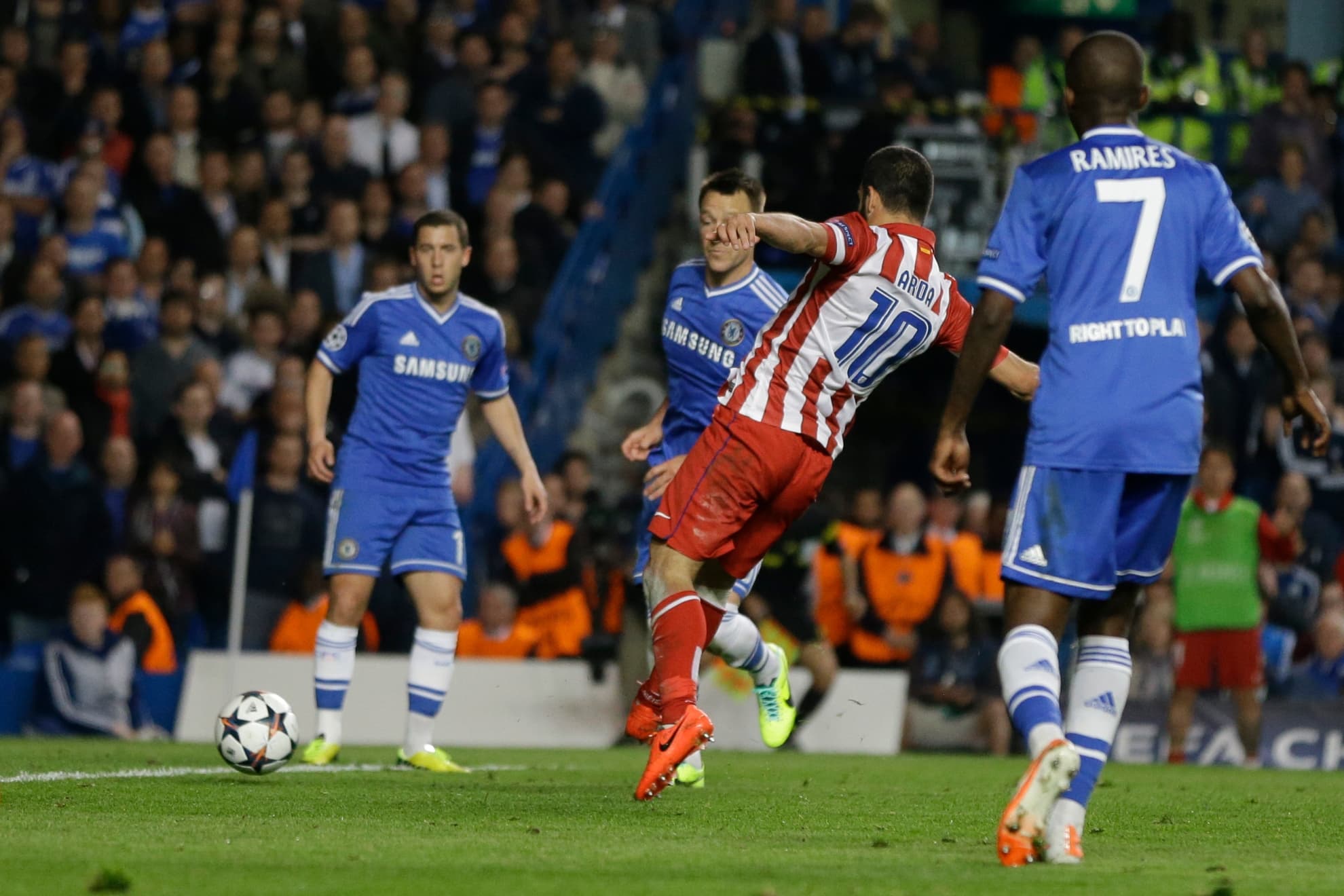ARDA, REMATANDO A GOL.