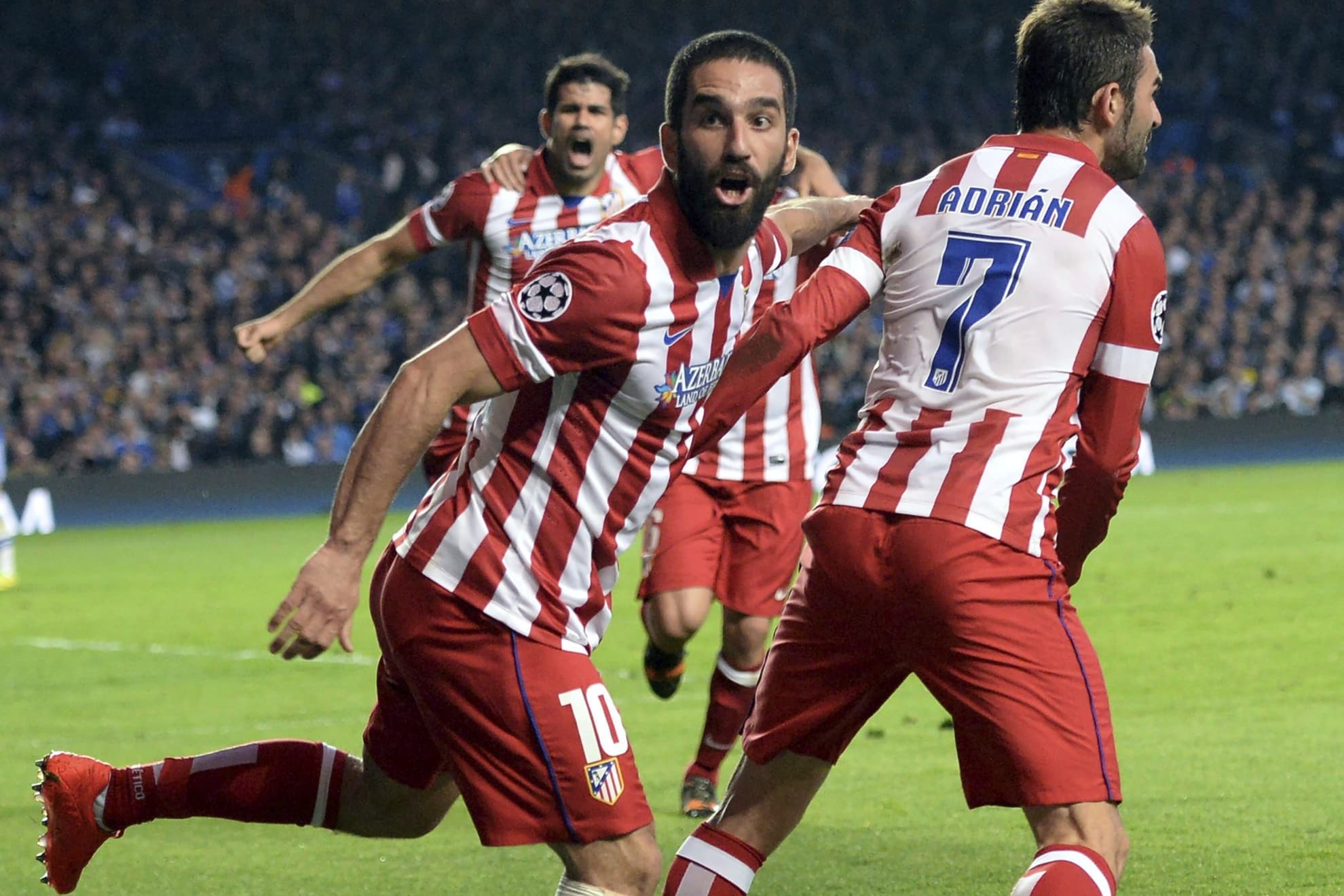ARDA CELEBRA JUNTO A SUS COMPAÑEROS.