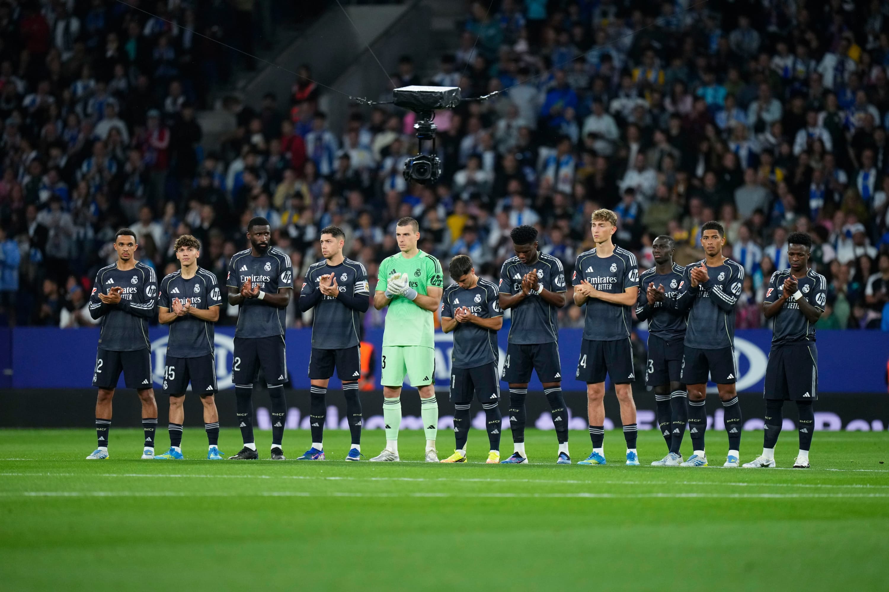 Minuto de silencio de homenaje a Isidro Oliveras, exdirigente del Espanyol, antes del partido de la jornada 34 de LaLiga EA Sports entre el Espanyol y el Real Madrid, este domingo en el RCDE Stadium