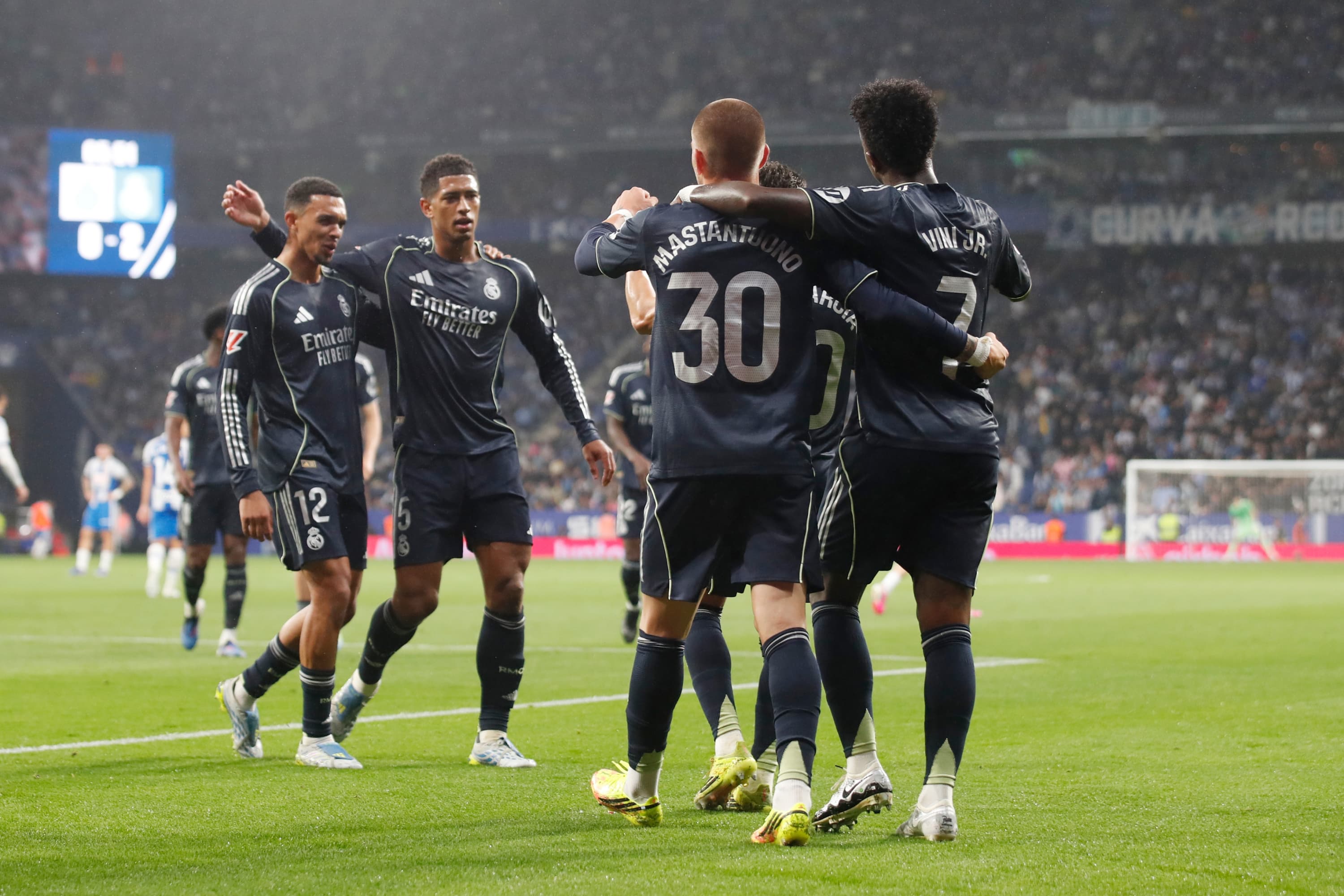Los jugadores del Madrid celebran el segundo gol de Vini al Espanyol