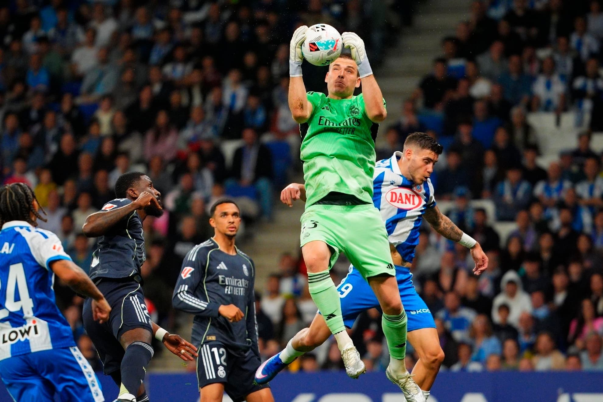 Lunin atrapando el balón.