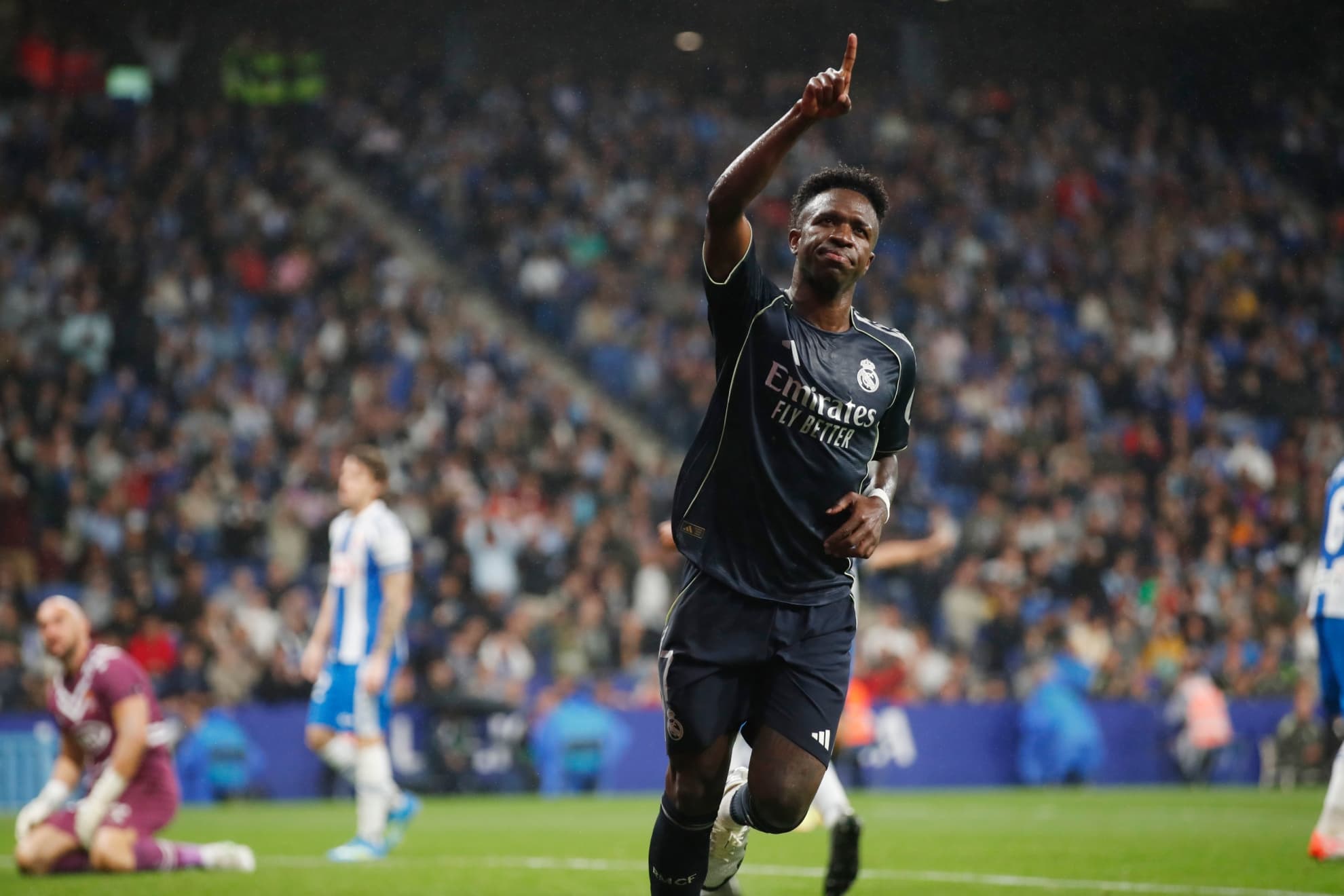 Vinicius celebrando uno de sus goles en el RCDE Stadium.