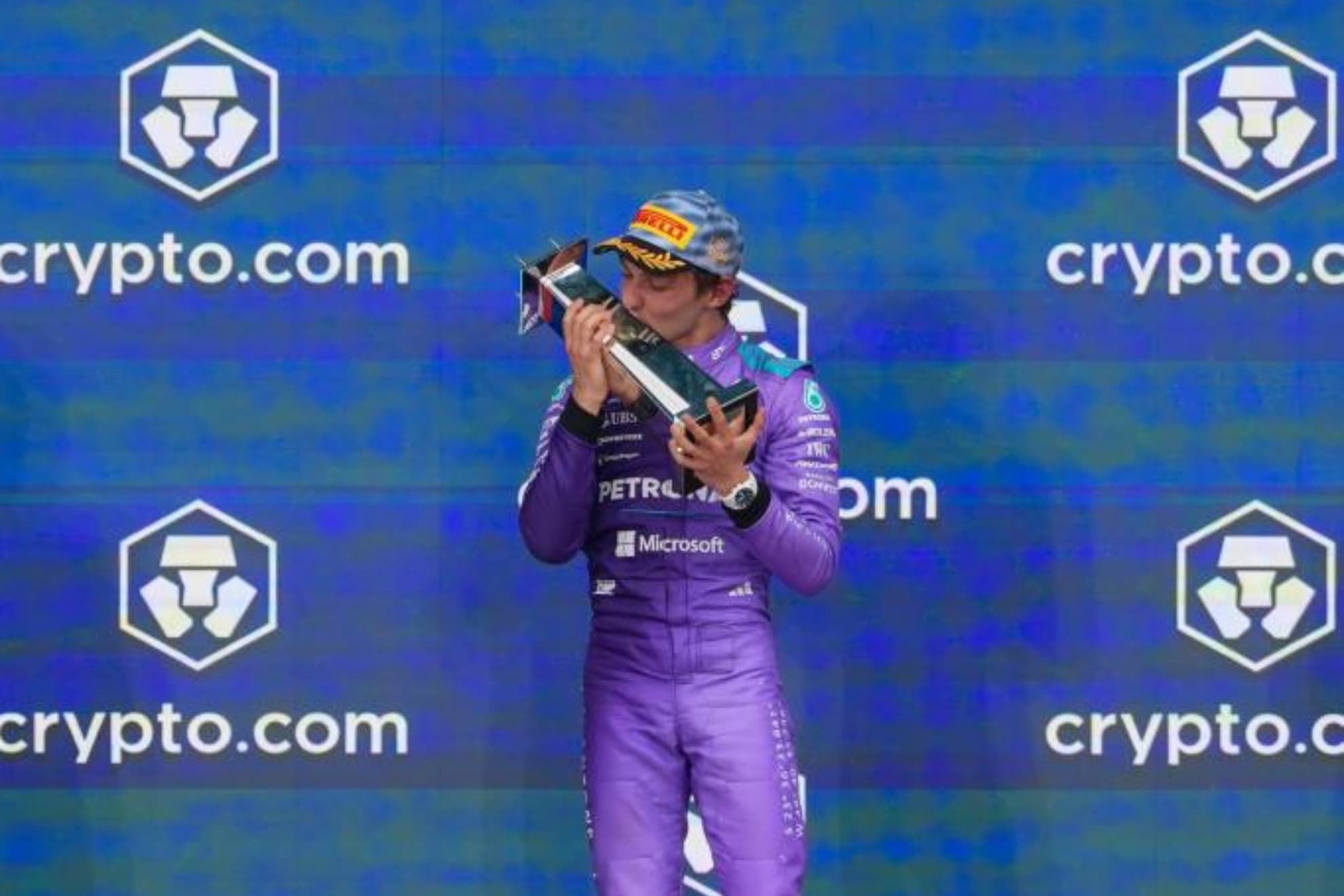 Antonelli besa el trofeo del GP de Miami.