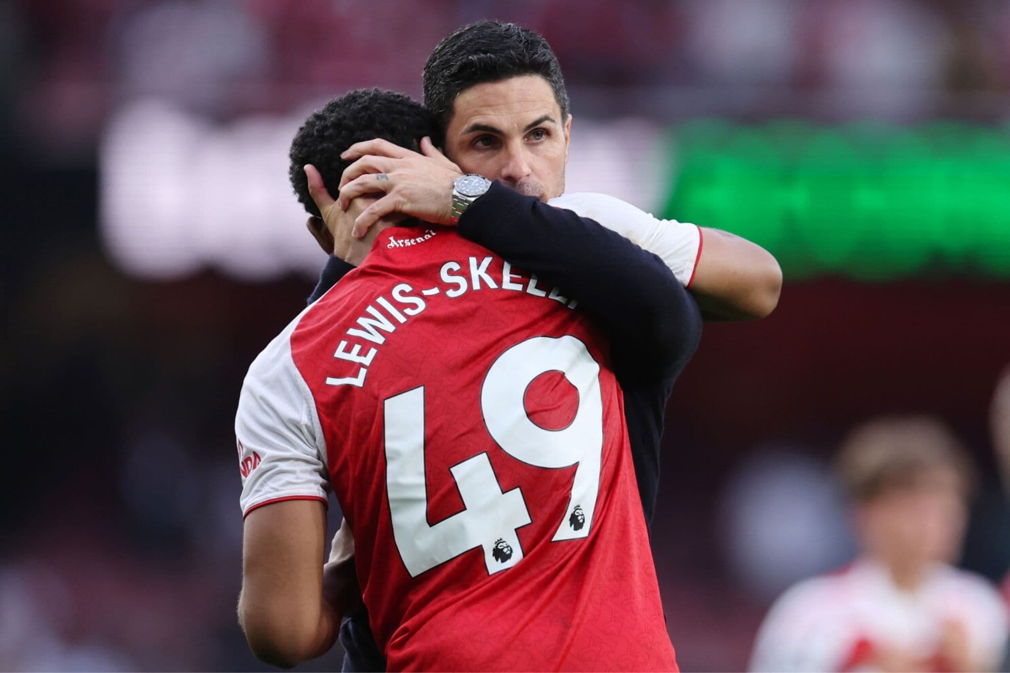 Arteta abraza a Lewis-Skelly