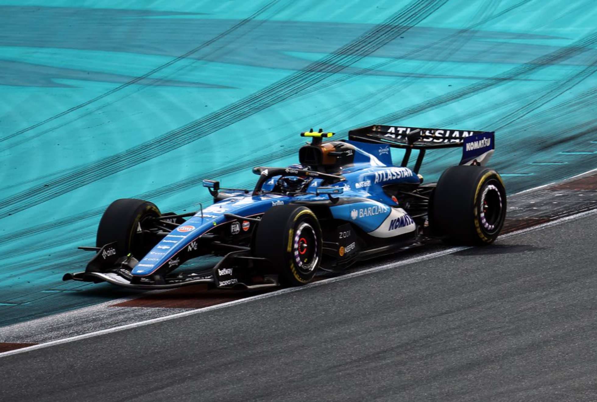 Sainz, atacando el piano con el FW48, durante el el GP de Miami.