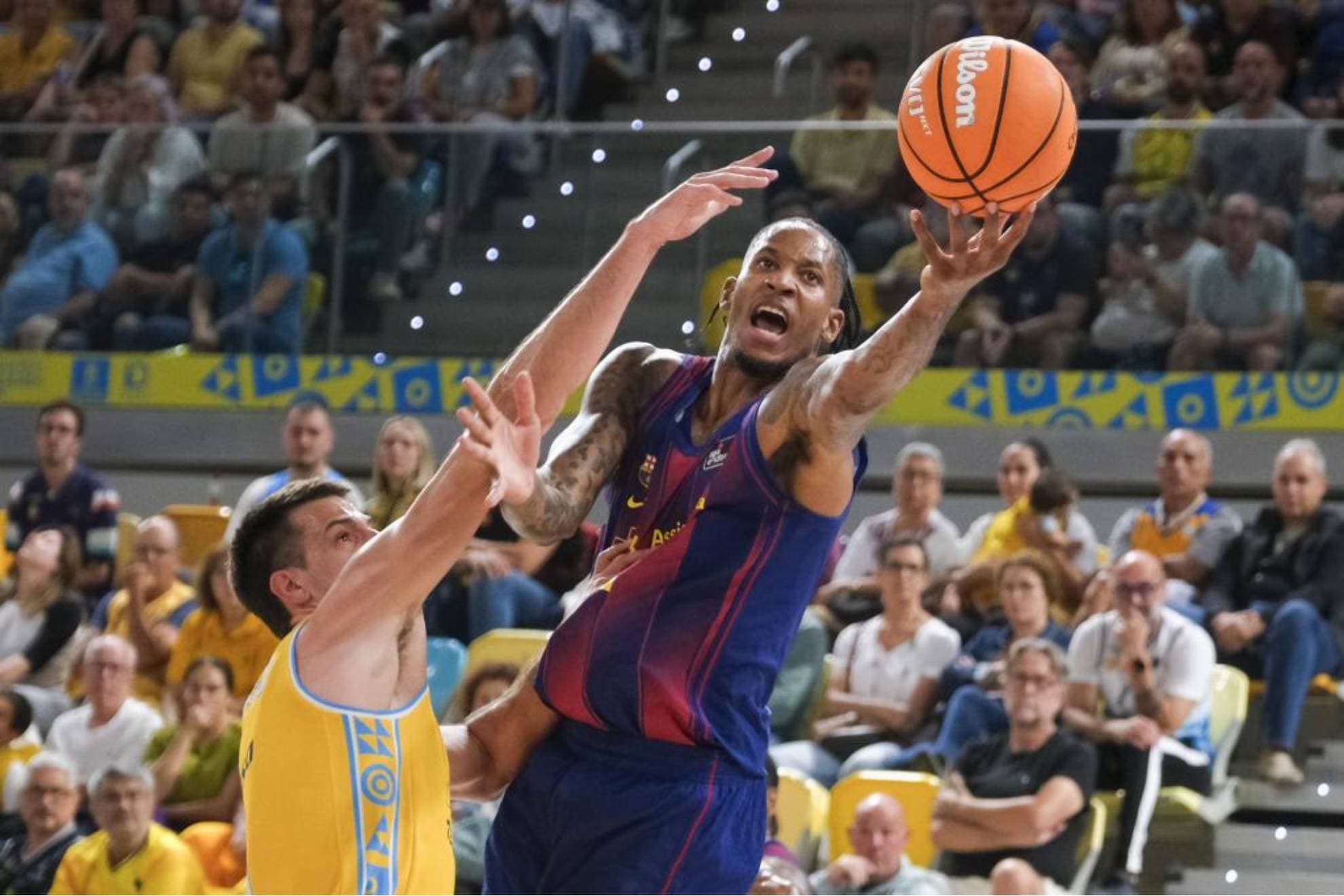 Will Clyburn hace una entrada a canasta.