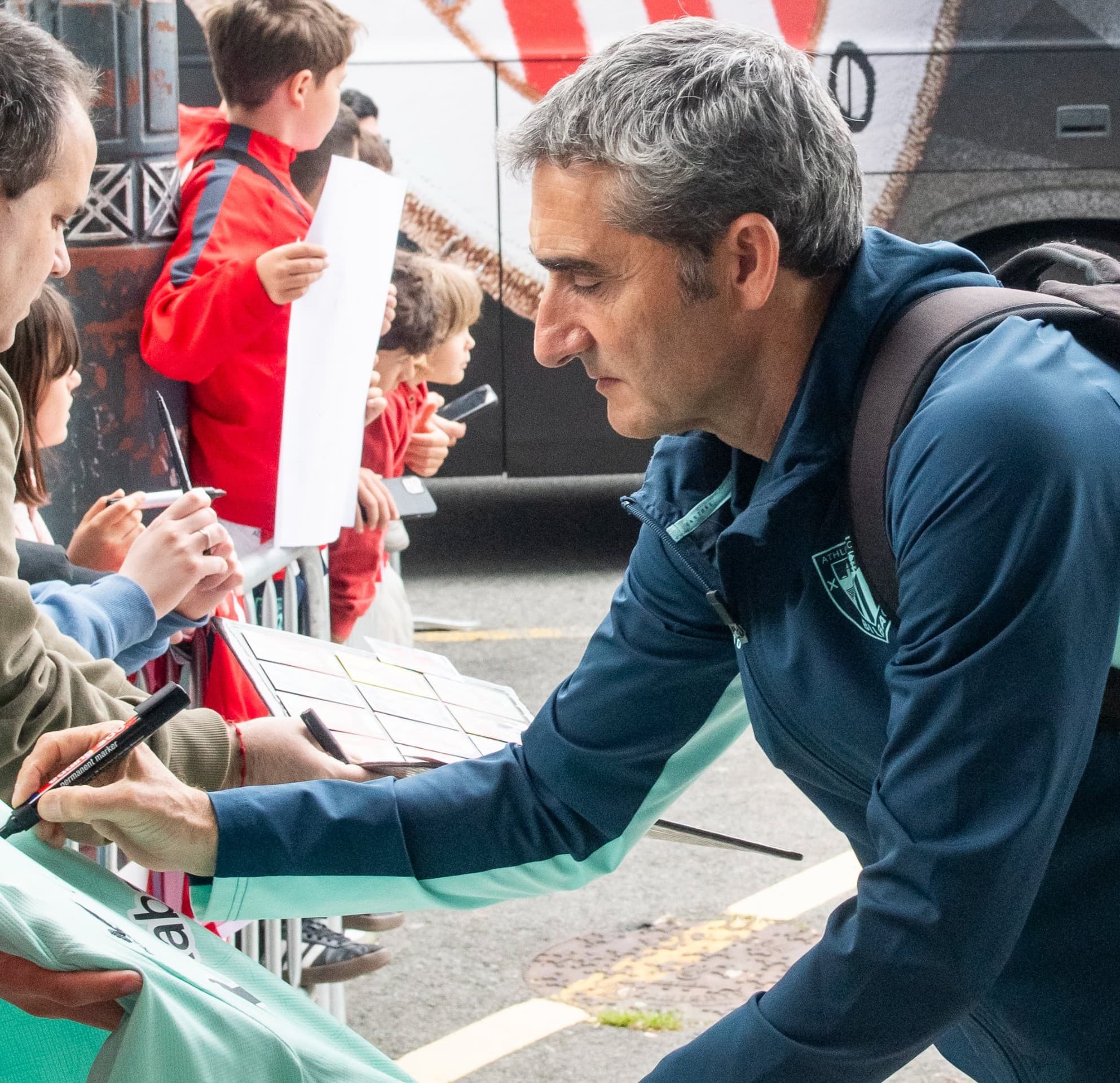 Valverde firma la camiseta de un aficionado antes del partido de Mendizorroza.