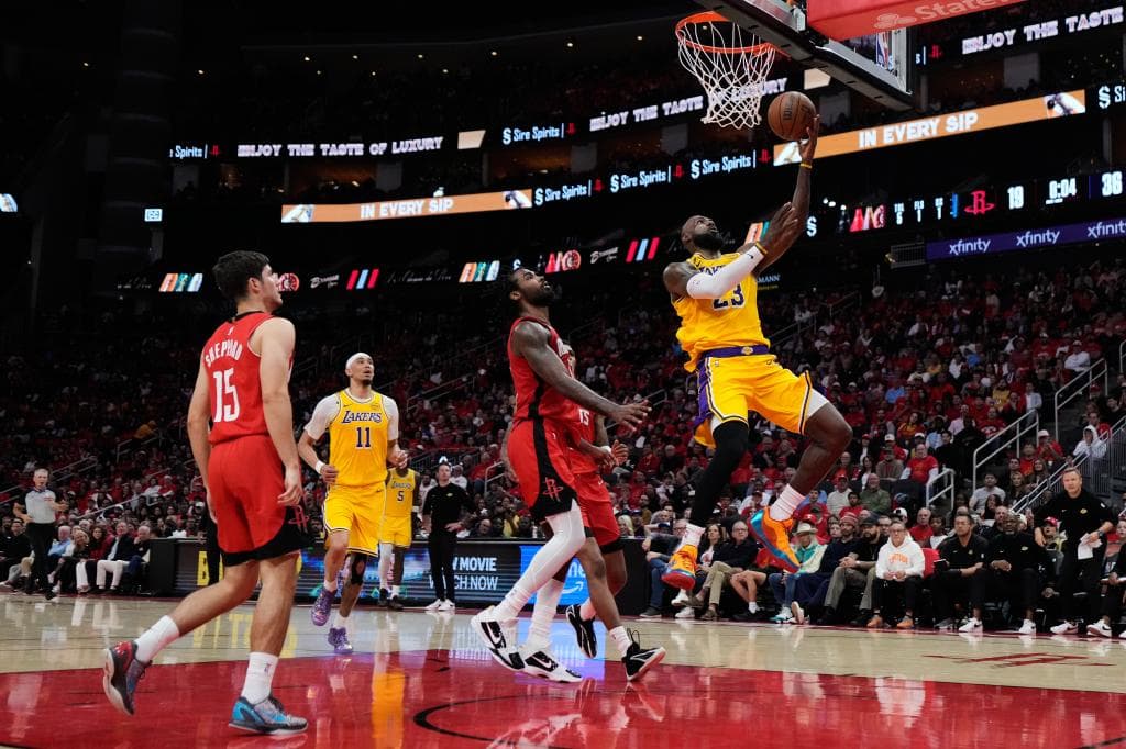 LeBron James entra a canasta en uno de los partidos ante los Rockets.