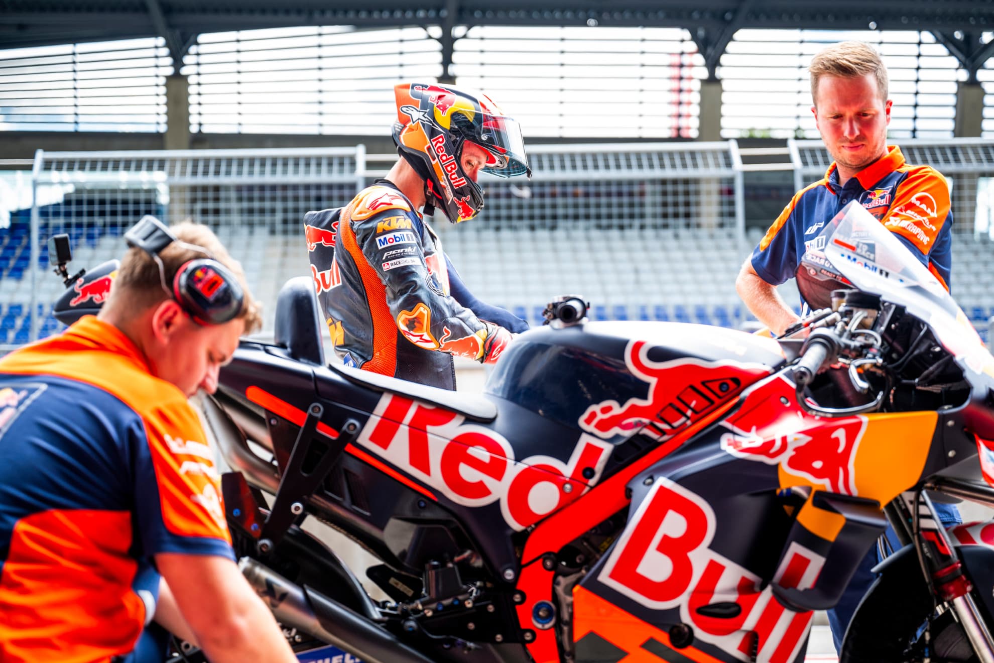 Folger y una KTM durante un test.