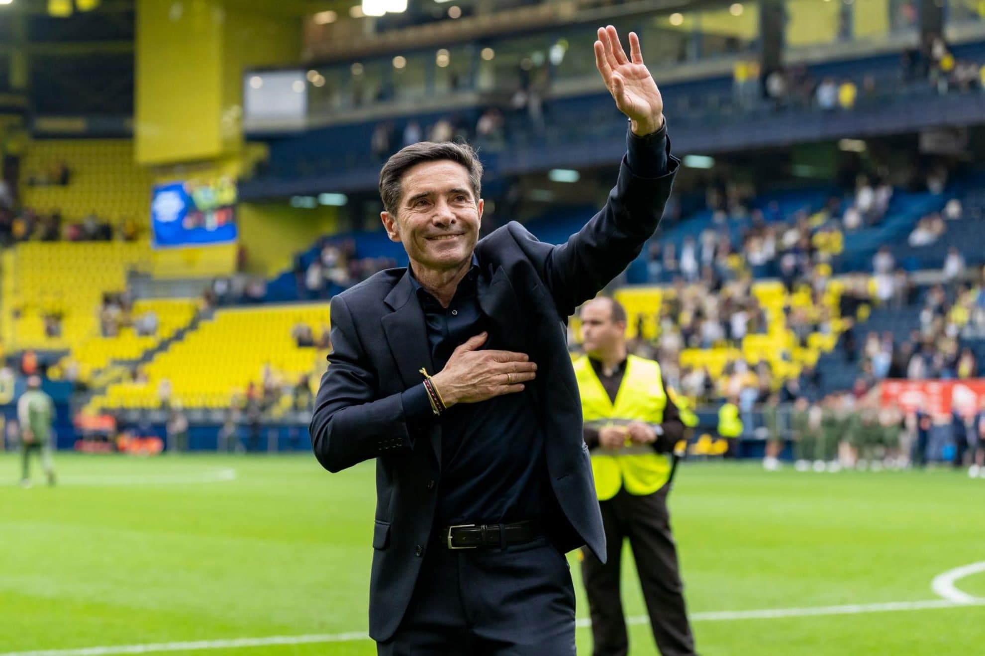 Marcelino saluda a la grada tras el partido contra el Levante.
