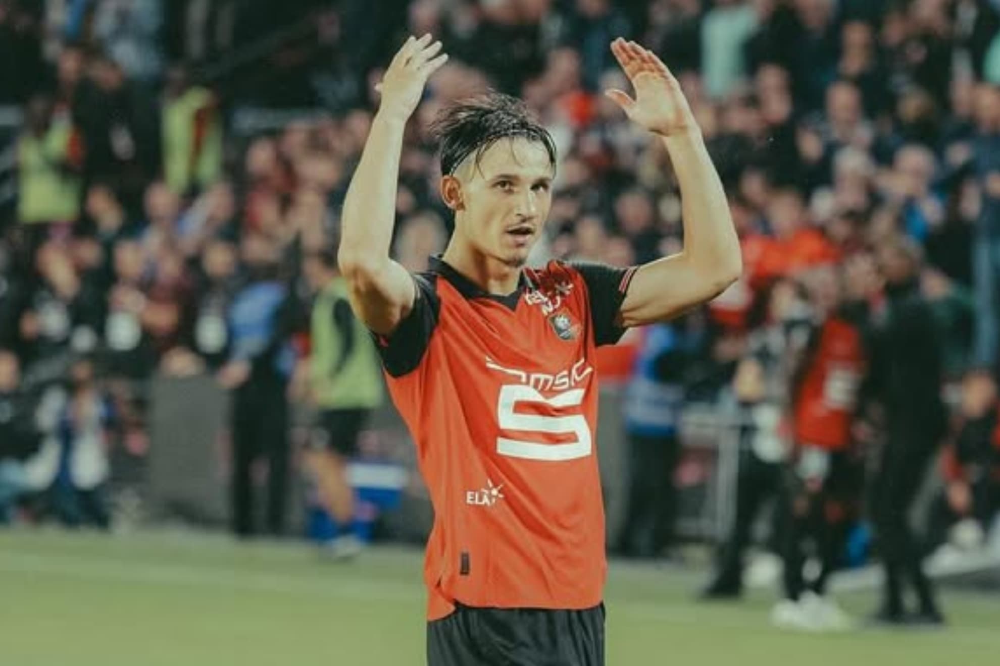 Esteban Lepaul celebra un gol.