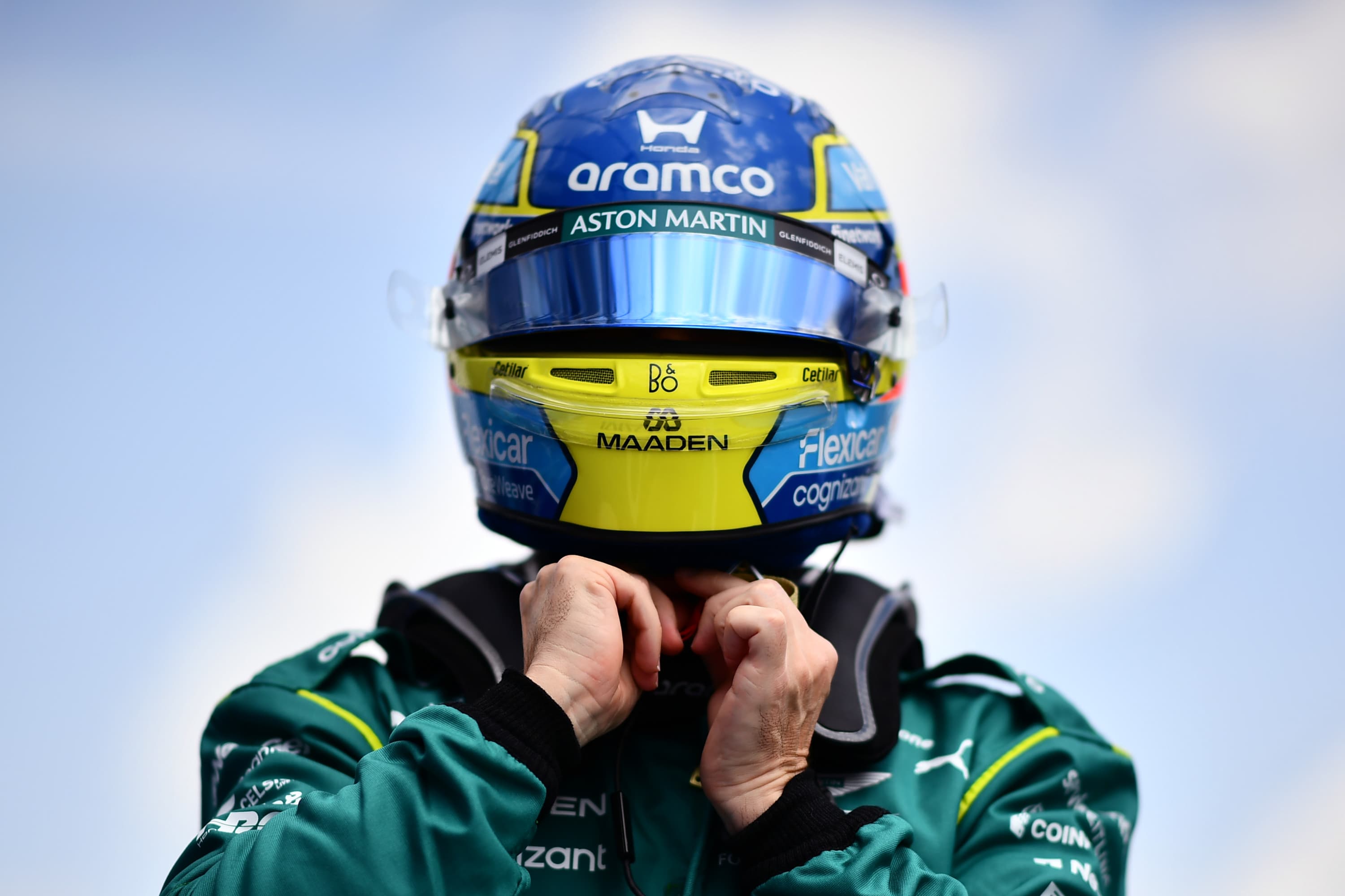 Alonso se coloca el casco.